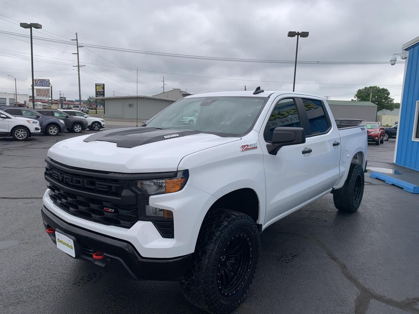 2024 WHITE /BLACK Chevrolet Silverado 1500 Trail Boss Custom Crew Cab 4WD (3GCUDCE84RG) with an 3.0L V6 DOHC 24V DIESEL TURBO engine, Automatic transmission, located at 506 S. Kingshighway, Cape Girardeau, MO, 63703, (573) 235-5000, 37.294991, -89.553635 - 2024 Chevrolet Silverado 1500 Trail Boss Custom Crew Cab 4WD 69,xxx miles One Owner Diesel 4 wheel drive Apple CarPlay Backup Camera Cruise Bluetooth Cloth Seats Power Windows/Locks/Mirrors Keyless Entry Remote Start We have financing available and we accept trades! Fill out a credit - Photo#3