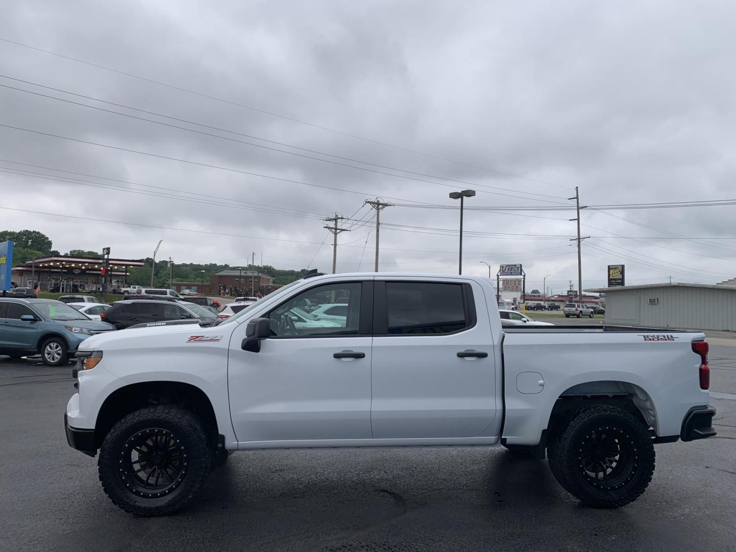 2024 WHITE /BLACK Chevrolet Silverado 1500 Trail Boss Custom Crew Cab 4WD (3GCUDCE84RG) with an 3.0L V6 DOHC 24V DIESEL TURBO engine, Automatic transmission, located at 506 S. Kingshighway, Cape Girardeau, MO, 63703, (573) 235-5000, 37.294991, -89.553635 - 2024 Chevrolet Silverado 1500 Trail Boss Custom Crew Cab 4WD 69,xxx miles One Owner Diesel 4 wheel drive Apple CarPlay Backup Camera Cruise Bluetooth Cloth Seats Power Windows/Locks/Mirrors Keyless Entry Remote Start We have financing available and we accept trades! Fill out a credit - Photo#4
