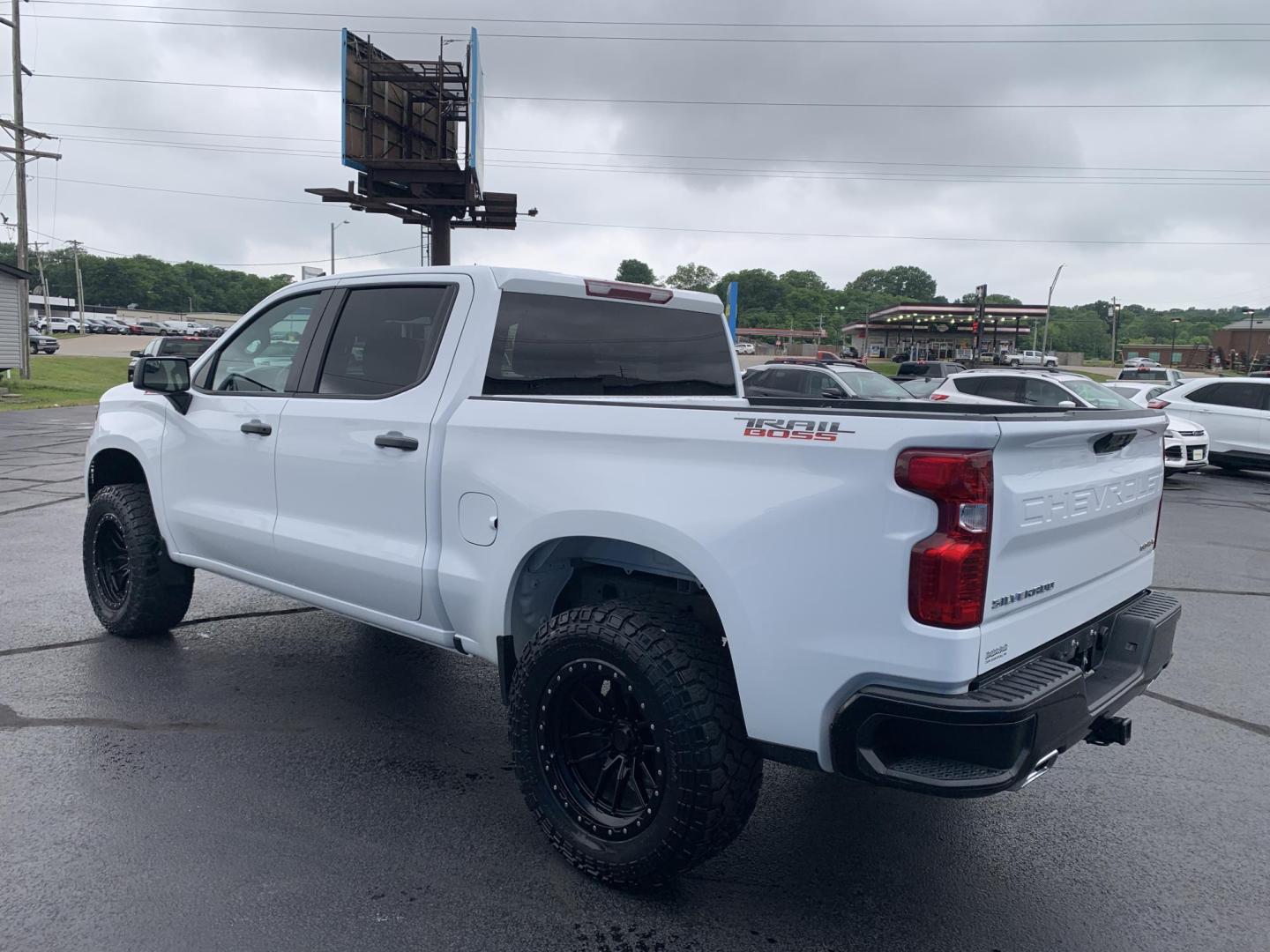 2024 WHITE /BLACK Chevrolet Silverado 1500 Trail Boss Custom Crew Cab 4WD (3GCUDCE84RG) with an 3.0L V6 DOHC 24V DIESEL TURBO engine, Automatic transmission, located at 506 S. Kingshighway, Cape Girardeau, MO, 63703, (573) 235-5000, 37.294991, -89.553635 - 2024 Chevrolet Silverado 1500 Trail Boss Custom Crew Cab 4WD 69,xxx miles One Owner Diesel 4 wheel drive Apple CarPlay Backup Camera Cruise Bluetooth Cloth Seats Power Windows/Locks/Mirrors Keyless Entry Remote Start We have financing available and we accept trades! Fill out a credit - Photo#5
