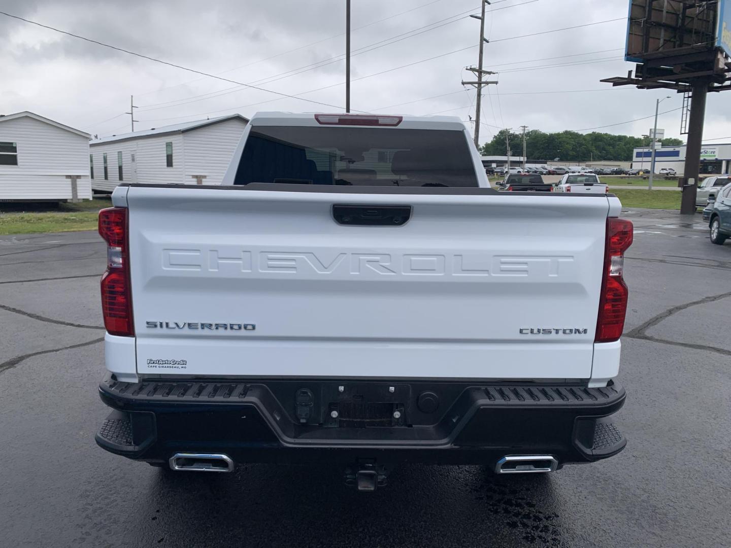2024 WHITE /BLACK Chevrolet Silverado 1500 Trail Boss Custom Crew Cab 4WD (3GCUDCE84RG) with an 3.0L V6 DOHC 24V DIESEL TURBO engine, Automatic transmission, located at 506 S. Kingshighway, Cape Girardeau, MO, 63703, (573) 235-5000, 37.294991, -89.553635 - 2024 Chevrolet Silverado 1500 Trail Boss Custom Crew Cab 4WD 69,xxx miles One Owner Diesel 4 wheel drive Apple CarPlay Backup Camera Cruise Bluetooth Cloth Seats Power Windows/Locks/Mirrors Keyless Entry Remote Start We have financing available and we accept trades! Fill out a credit - Photo#6