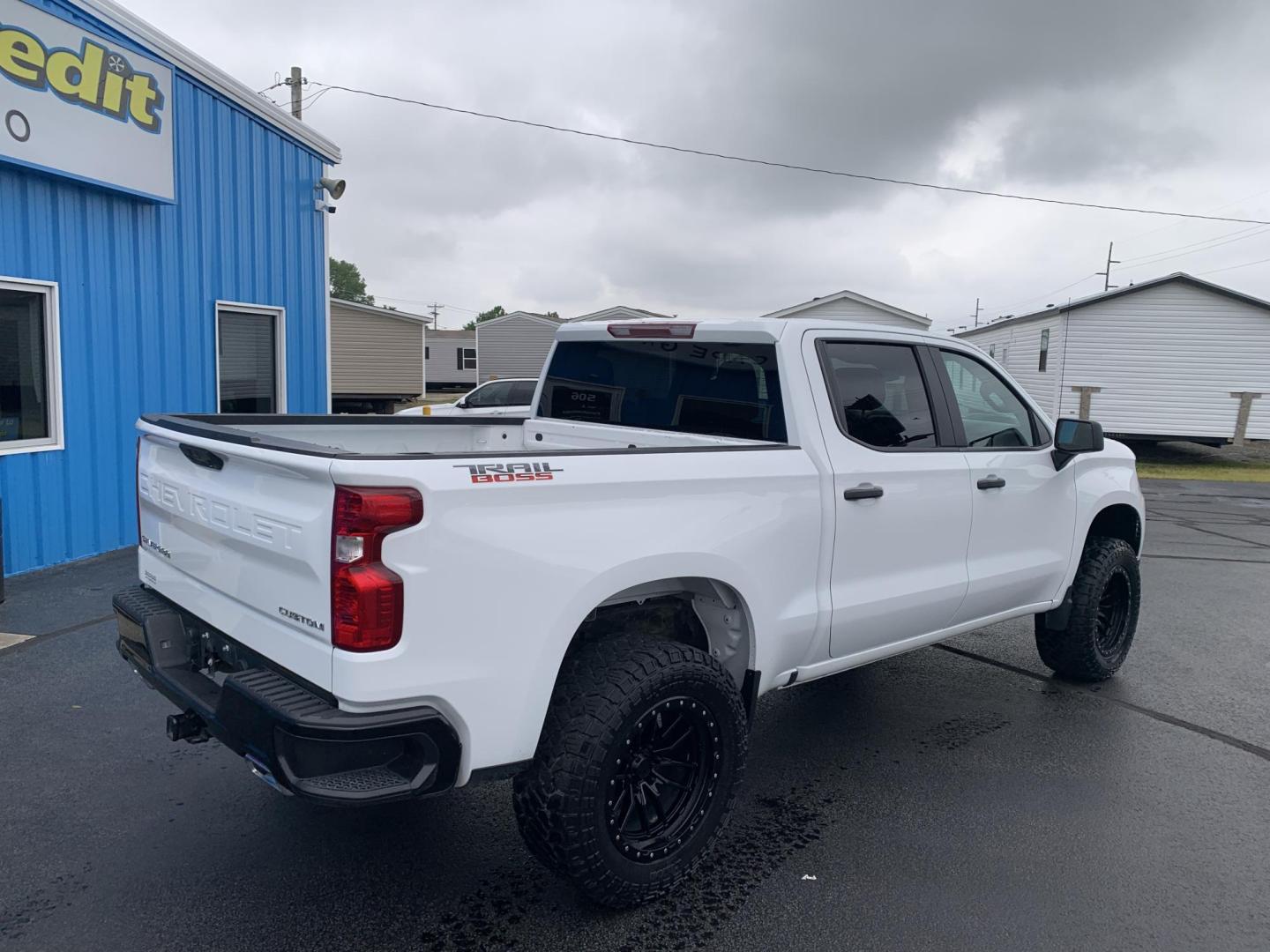 2024 WHITE /BLACK Chevrolet Silverado 1500 Trail Boss Custom Crew Cab 4WD (3GCUDCE84RG) with an 3.0L V6 DOHC 24V DIESEL TURBO engine, Automatic transmission, located at 506 S. Kingshighway, Cape Girardeau, MO, 63703, (573) 235-5000, 37.294991, -89.553635 - 2024 Chevrolet Silverado 1500 Trail Boss Custom Crew Cab 4WD 69,xxx miles One Owner Diesel 4 wheel drive Apple CarPlay Backup Camera Cruise Bluetooth Cloth Seats Power Windows/Locks/Mirrors Keyless Entry Remote Start We have financing available and we accept trades! Fill out a credit - Photo#8