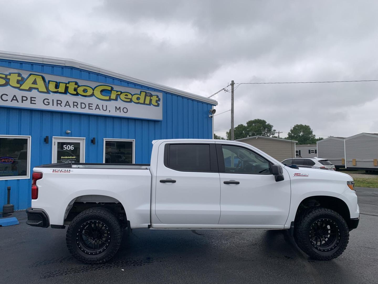 2024 WHITE /BLACK Chevrolet Silverado 1500 Trail Boss Custom Crew Cab 4WD (3GCUDCE84RG) with an 3.0L V6 DOHC 24V DIESEL TURBO engine, Automatic transmission, located at 506 S. Kingshighway, Cape Girardeau, MO, 63703, (573) 235-5000, 37.294991, -89.553635 - 2024 Chevrolet Silverado 1500 Trail Boss Custom Crew Cab 4WD 69,xxx miles One Owner Diesel 4 wheel drive Apple CarPlay Backup Camera Cruise Bluetooth Cloth Seats Power Windows/Locks/Mirrors Keyless Entry Remote Start We have financing available and we accept trades! Fill out a credit - Photo#9