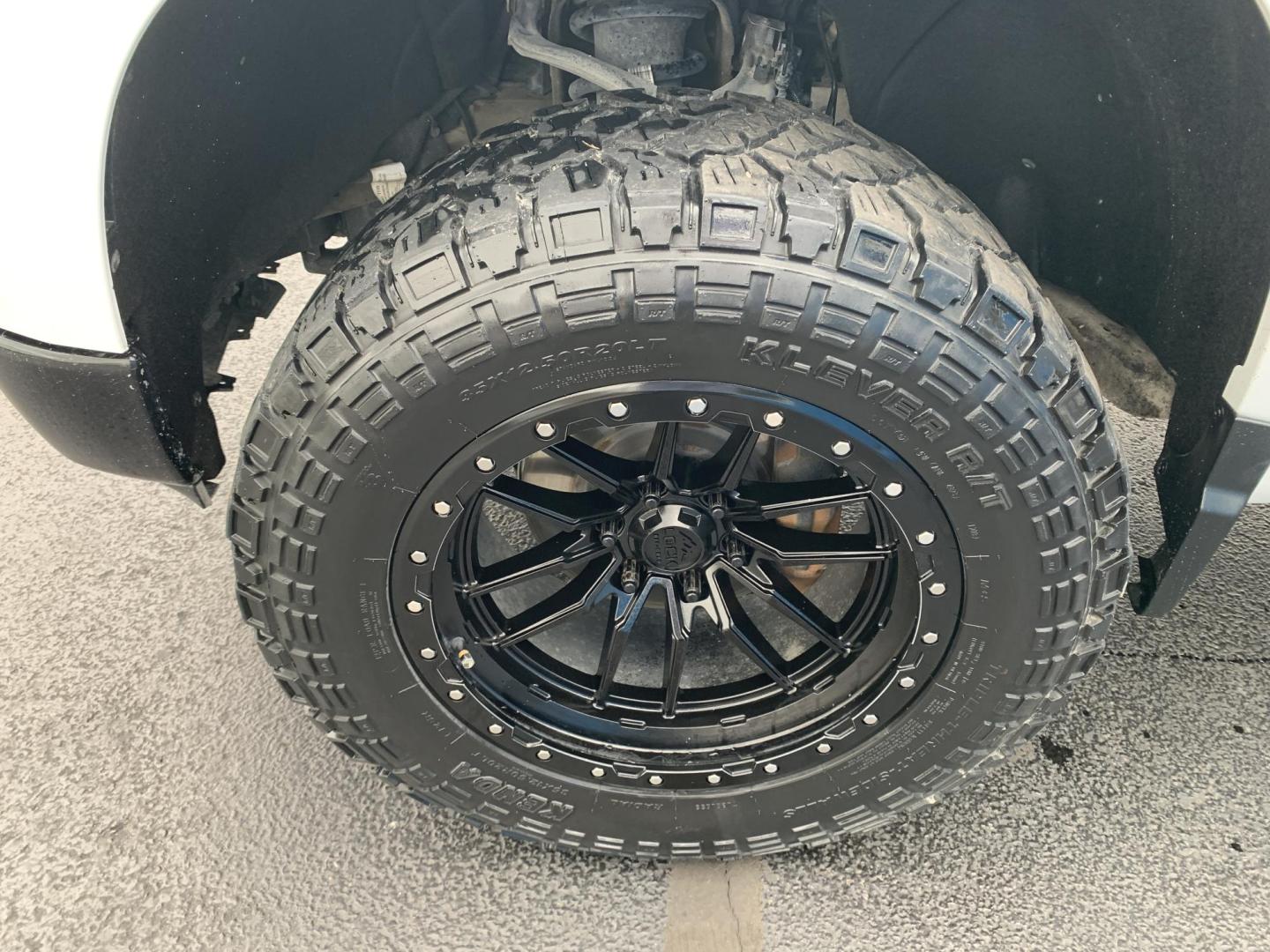 2024 WHITE /BLACK Chevrolet Silverado 1500 Trail Boss Custom Crew Cab 4WD (3GCUDCE84RG) with an 3.0L V6 DOHC 24V DIESEL TURBO engine, Automatic transmission, located at 506 S. Kingshighway, Cape Girardeau, MO, 63703, (573) 235-5000, 37.294991, -89.553635 - 2024 Chevrolet Silverado 1500 Trail Boss Custom Crew Cab 4WD 69,xxx miles One Owner Diesel 4 wheel drive Apple CarPlay Backup Camera Cruise Bluetooth Cloth Seats Power Windows/Locks/Mirrors Keyless Entry Remote Start We have financing available and we accept trades! Fill out a credit - Photo#33