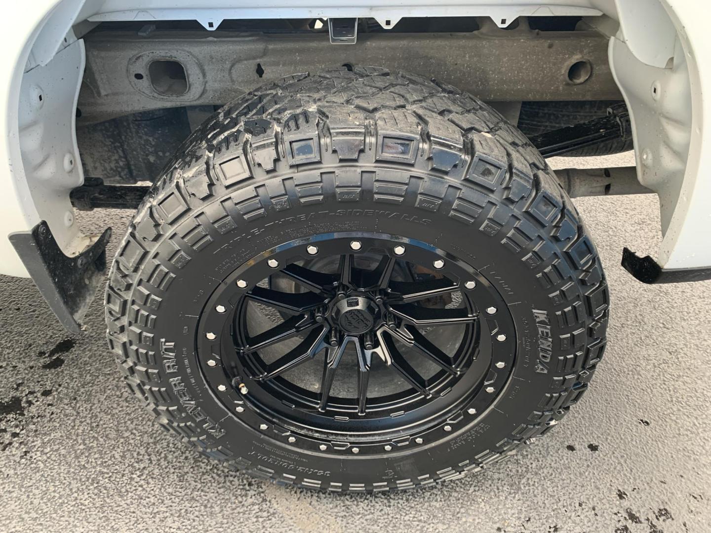 2024 WHITE /BLACK Chevrolet Silverado 1500 Trail Boss Custom Crew Cab 4WD (3GCUDCE84RG) with an 3.0L V6 DOHC 24V DIESEL TURBO engine, Automatic transmission, located at 506 S. Kingshighway, Cape Girardeau, MO, 63703, (573) 235-5000, 37.294991, -89.553635 - 2024 Chevrolet Silverado 1500 Trail Boss Custom Crew Cab 4WD 69,xxx miles One Owner Diesel 4 wheel drive Apple CarPlay Backup Camera Cruise Bluetooth Cloth Seats Power Windows/Locks/Mirrors Keyless Entry Remote Start We have financing available and we accept trades! Fill out a credit - Photo#32