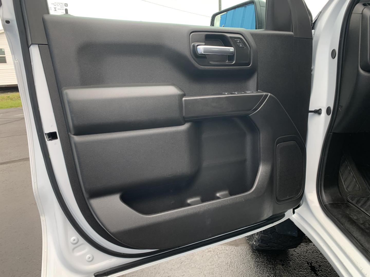 2024 WHITE /BLACK Chevrolet Silverado 1500 Trail Boss Custom Crew Cab 4WD (3GCUDCE84RG) with an 3.0L V6 DOHC 24V DIESEL TURBO engine, Automatic transmission, located at 506 S. Kingshighway, Cape Girardeau, MO, 63703, (573) 235-5000, 37.294991, -89.553635 - 2024 Chevrolet Silverado 1500 Trail Boss Custom Crew Cab 4WD 69,xxx miles One Owner Diesel 4 wheel drive Apple CarPlay Backup Camera Cruise Bluetooth Cloth Seats Power Windows/Locks/Mirrors Keyless Entry Remote Start We have financing available and we accept trades! Fill out a credit - Photo#18