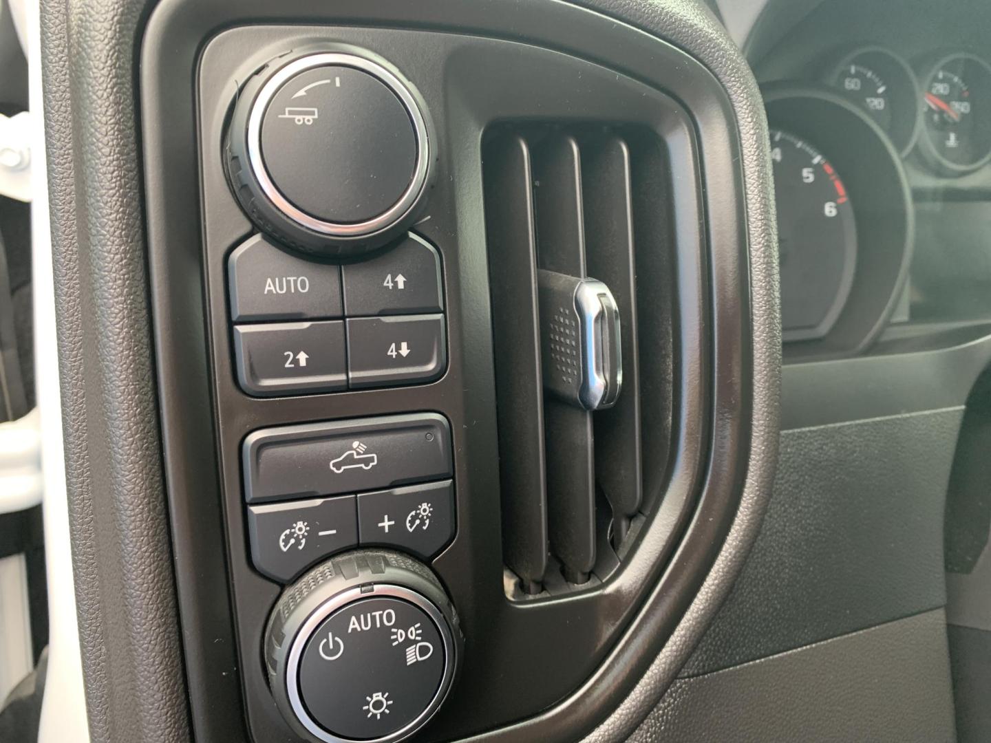 2024 WHITE /BLACK Chevrolet Silverado 1500 Trail Boss Custom Crew Cab 4WD (3GCUDCE84RG) with an 3.0L V6 DOHC 24V DIESEL TURBO engine, Automatic transmission, located at 506 S. Kingshighway, Cape Girardeau, MO, 63703, (573) 235-5000, 37.294991, -89.553635 - 2024 Chevrolet Silverado 1500 Trail Boss Custom Crew Cab 4WD 69,xxx miles One Owner Diesel 4 wheel drive Apple CarPlay Backup Camera Cruise Bluetooth Cloth Seats Power Windows/Locks/Mirrors Keyless Entry Remote Start We have financing available and we accept trades! Fill out a credit - Photo#21