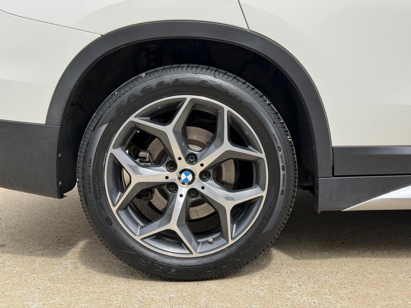 2018 WHITE /Black BMW X1 xDrive28i (WBXHT3C3XJ5) with an 2.0L 4 Cyl. engine, Automatic transmission, located at 2990 Old Orchard Rd., Jackson, MO, 63755, 37.354214, -89.612106 - 2018 BMW X1 xDrive28i 66xxx miles All Wheel Drive 2.0L 4 Cyl. Automatic Leather Backup Camera Power/Heated Seats Heated Steering Wheel Sunroof Bluetooth Cruise Power Windows/Locks/Mirrors We have financing available and we accept trades! Fill out a credit application on our website or - Photo#41