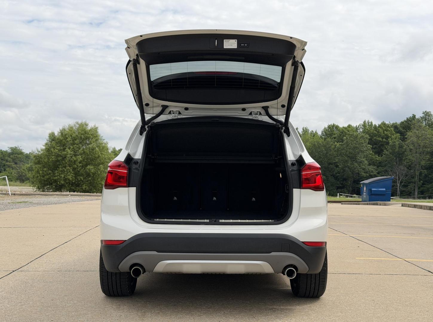 2018 WHITE /Black BMW X1 xDrive28i (WBXHT3C3XJ5) with an 2.0L 4 Cyl. engine, Automatic transmission, located at 2990 Old Orchard Rd., Jackson, MO, 63755, 37.354214, -89.612106 - 2018 BMW X1 xDrive28i 66xxx miles All Wheel Drive 2.0L 4 Cyl. Automatic Leather Backup Camera Power/Heated Seats Heated Steering Wheel Sunroof Bluetooth Cruise Power Windows/Locks/Mirrors We have financing available and we accept trades! Fill out a credit application on our website or - Photo#20