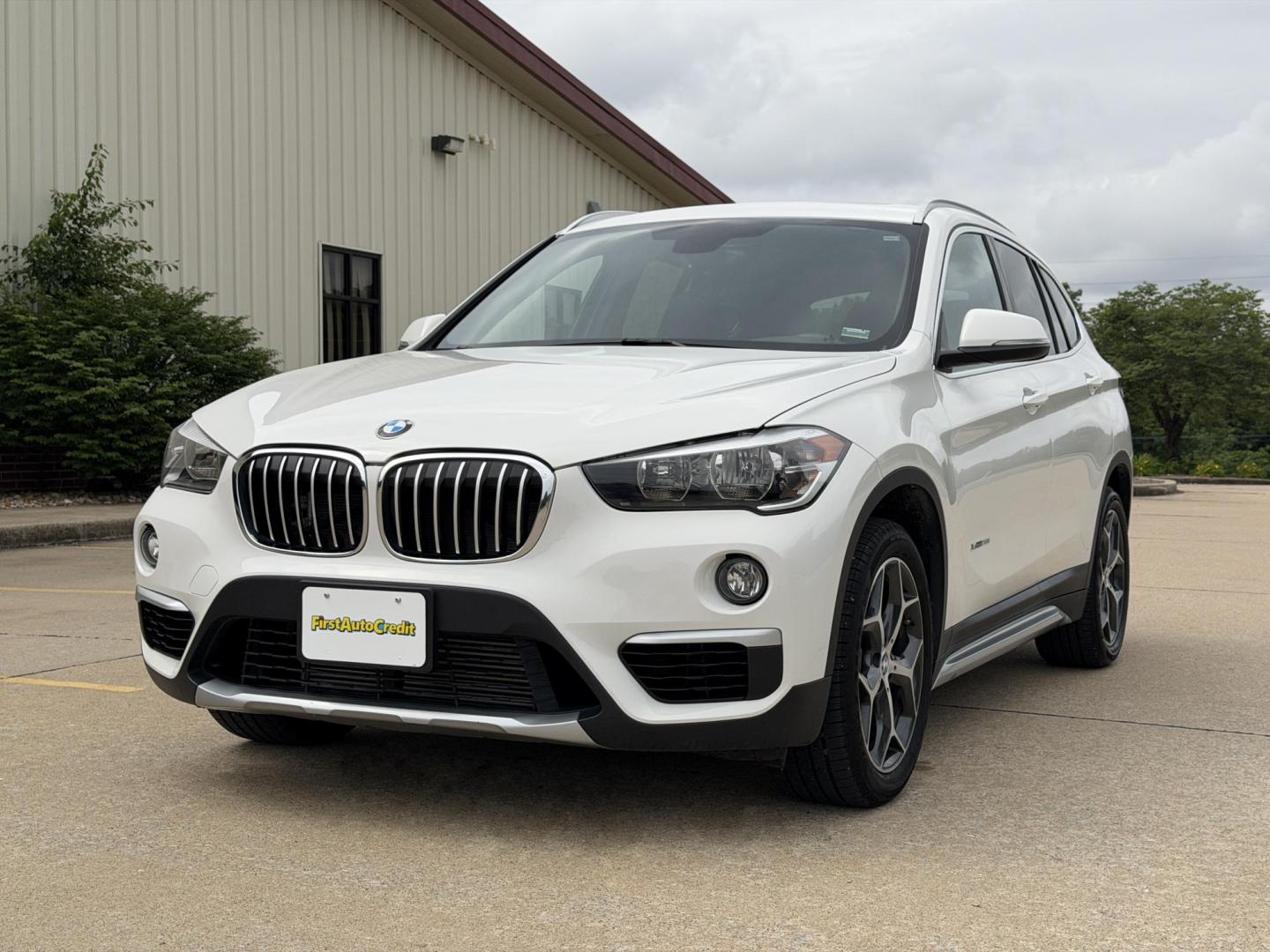 2018 WHITE /Black BMW X1 xDrive28i (WBXHT3C3XJ5) with an 2.0L 4 Cyl. engine, Automatic transmission, located at 2990 Old Orchard Rd., Jackson, MO, 63755, 37.354214, -89.612106 - 2018 BMW X1 xDrive28i 66xxx miles All Wheel Drive 2.0L 4 Cyl. Automatic Leather Backup Camera Power/Heated Seats Heated Steering Wheel Sunroof Bluetooth Cruise Power Windows/Locks/Mirrors We have financing available and we accept trades! Fill out a credit application on our website or - Photo#7