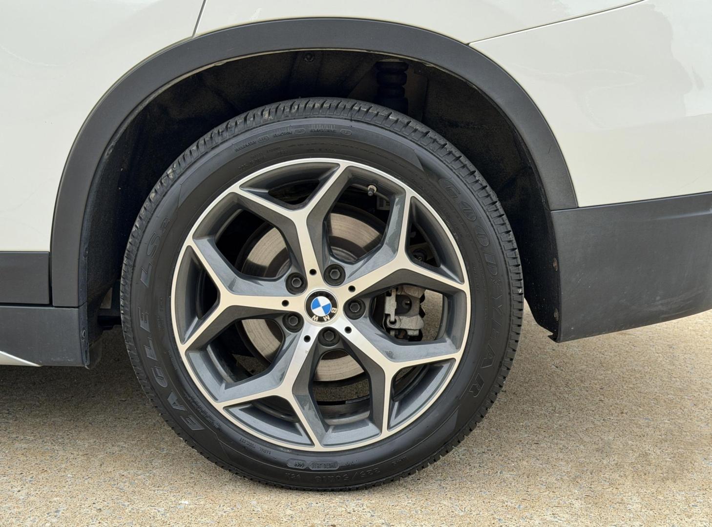 2018 WHITE /Black BMW X1 xDrive28i (WBXHT3C3XJ5) with an 2.0L 4 Cyl. engine, Automatic transmission, located at 2990 Old Orchard Rd., Jackson, MO, 63755, 37.354214, -89.612106 - 2018 BMW X1 xDrive28i 66xxx miles All Wheel Drive 2.0L 4 Cyl. Automatic Leather Backup Camera Power/Heated Seats Heated Steering Wheel Sunroof Bluetooth Cruise Power Windows/Locks/Mirrors We have financing available and we accept trades! Fill out a credit application on our website or - Photo#40