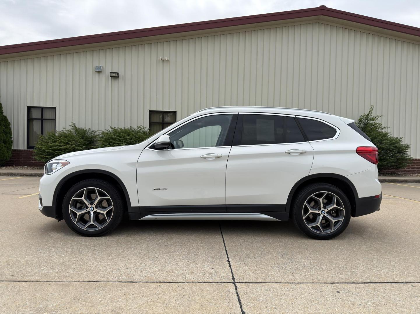 2018 WHITE /Black BMW X1 xDrive28i (WBXHT3C3XJ5) with an 2.0L 4 Cyl. engine, Automatic transmission, located at 2990 Old Orchard Rd., Jackson, MO, 63755, 37.354214, -89.612106 - 2018 BMW X1 xDrive28i 66xxx miles All Wheel Drive 2.0L 4 Cyl. Automatic Leather Backup Camera Power/Heated Seats Heated Steering Wheel Sunroof Bluetooth Cruise Power Windows/Locks/Mirrors We have financing available and we accept trades! Fill out a credit application on our website or - Photo#8