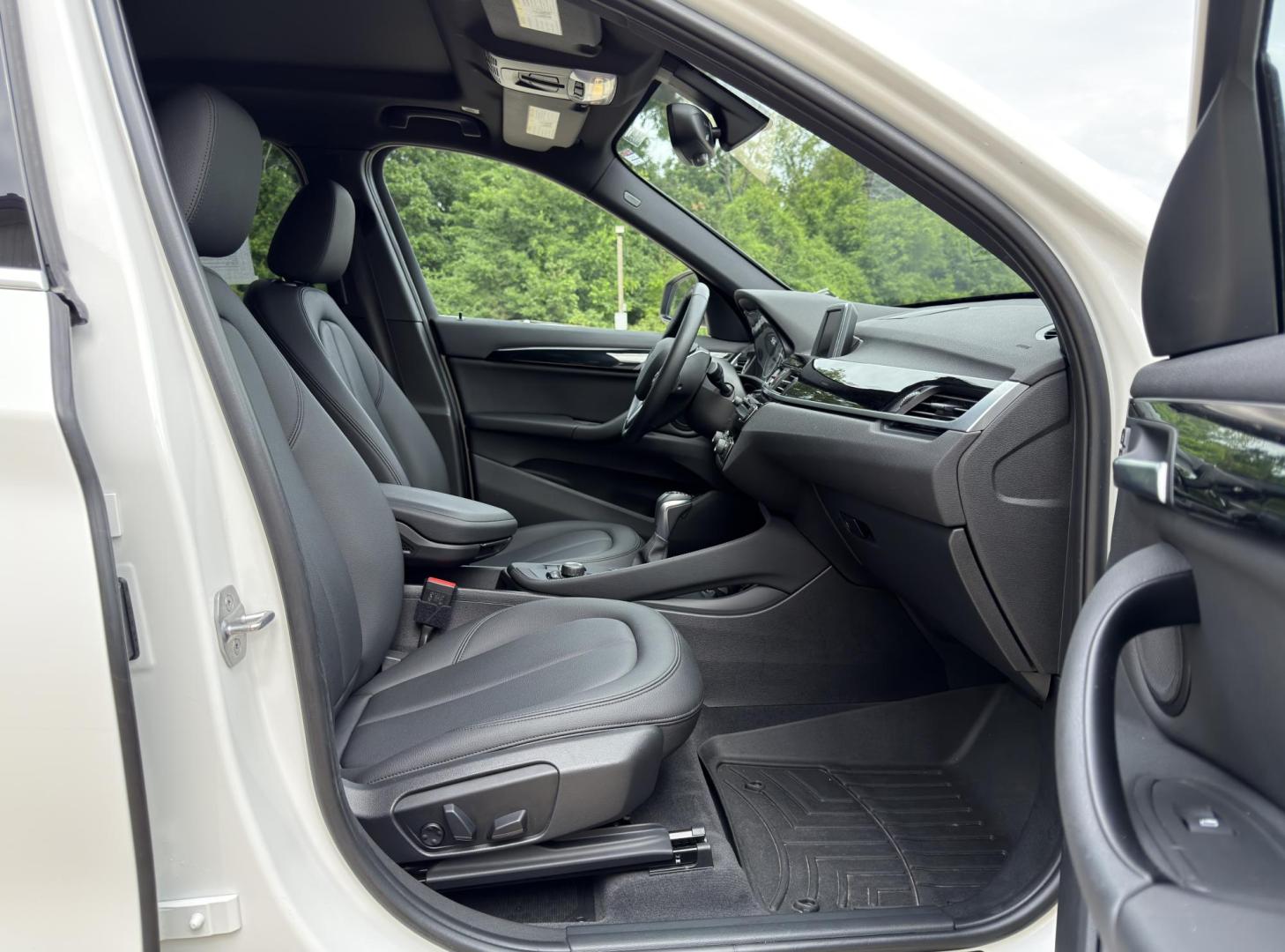 2018 WHITE /Black BMW X1 xDrive28i (WBXHT3C3XJ5) with an 2.0L 4 Cyl. engine, Automatic transmission, located at 2990 Old Orchard Rd., Jackson, MO, 63755, 37.354214, -89.612106 - 2018 BMW X1 xDrive28i 66xxx miles All Wheel Drive 2.0L 4 Cyl. Automatic Leather Backup Camera Power/Heated Seats Heated Steering Wheel Sunroof Bluetooth Cruise Power Windows/Locks/Mirrors We have financing available and we accept trades! Fill out a credit application on our website or - Photo#17