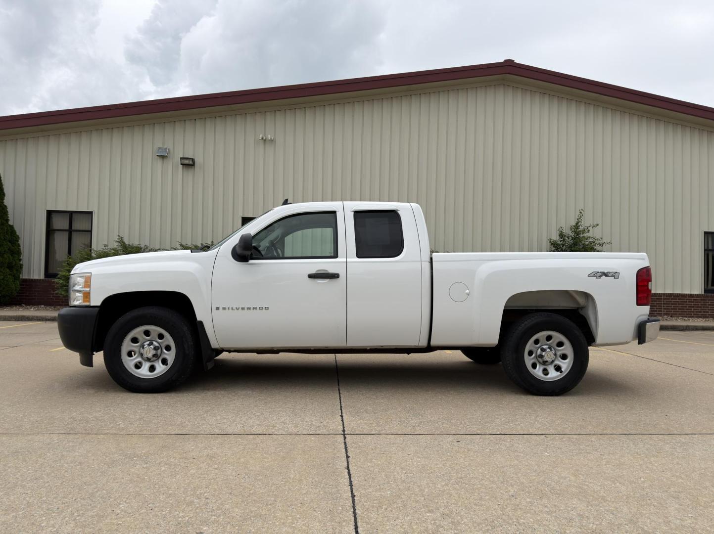 2008 WHITE /Black Chevrolet Silverado 1500 LT1 Ext. Cab Long Box 4WD (1GCEK19C48Z) with an 4.8L V8 engine, Automatic transmission, located at 2990 Old Orchard Rd., Jackson, MO, 63755, 37.354214, -89.612106 - 2008 Chevrolet Silverado 1500 LT 130xxx miles 4x4 4.8L V8 Automatic Cruise We have financing available and we accept trades! Fill out a credit application on our website or come by today! If you have any questions, give us a call at (573) 204-7777 or visit our website at firstautocredit.com. - Photo#4