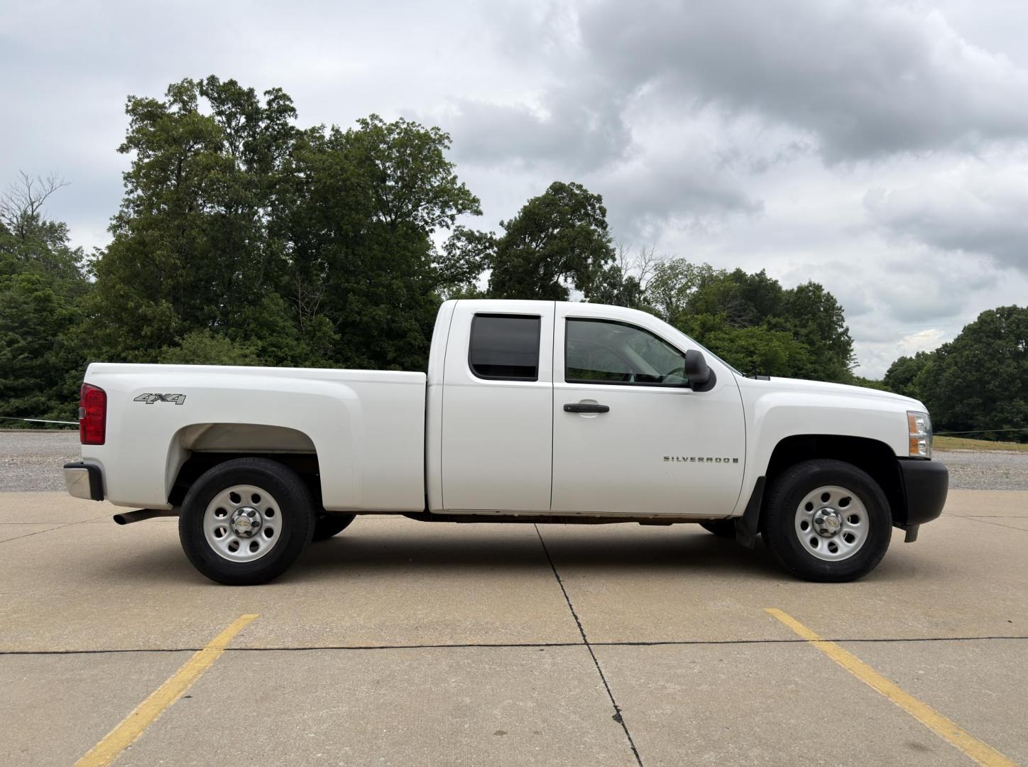 2008 WHITE /Black Chevrolet Silverado 1500 LT1 Ext. Cab Long Box 4WD (1GCEK19C48Z) with an 4.8L V8 engine, Automatic transmission, located at 2990 Old Orchard Rd., Jackson, MO, 63755, 37.354214, -89.612106 - 2008 Chevrolet Silverado 1500 LT 130xxx miles 4x4 4.8L V8 Automatic Cruise We have financing available and we accept trades! Fill out a credit application on our website or come by today! If you have any questions, give us a call at (573) 204-7777 or visit our website at firstautocredit.com. - Photo#5