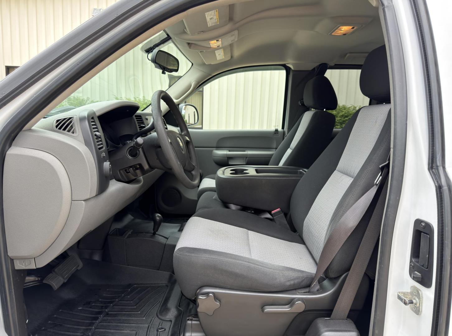 2008 WHITE /Black Chevrolet Silverado 1500 LT1 Ext. Cab Long Box 4WD (1GCEK19C48Z) with an 4.8L V8 engine, Automatic transmission, located at 2990 Old Orchard Rd., Jackson, MO, 63755, 37.354214, -89.612106 - 2008 Chevrolet Silverado 1500 LT 130xxx miles 4x4 4.8L V8 Automatic Cruise We have financing available and we accept trades! Fill out a credit application on our website or come by today! If you have any questions, give us a call at (573) 204-7777 or visit our website at firstautocredit.com. - Photo#11