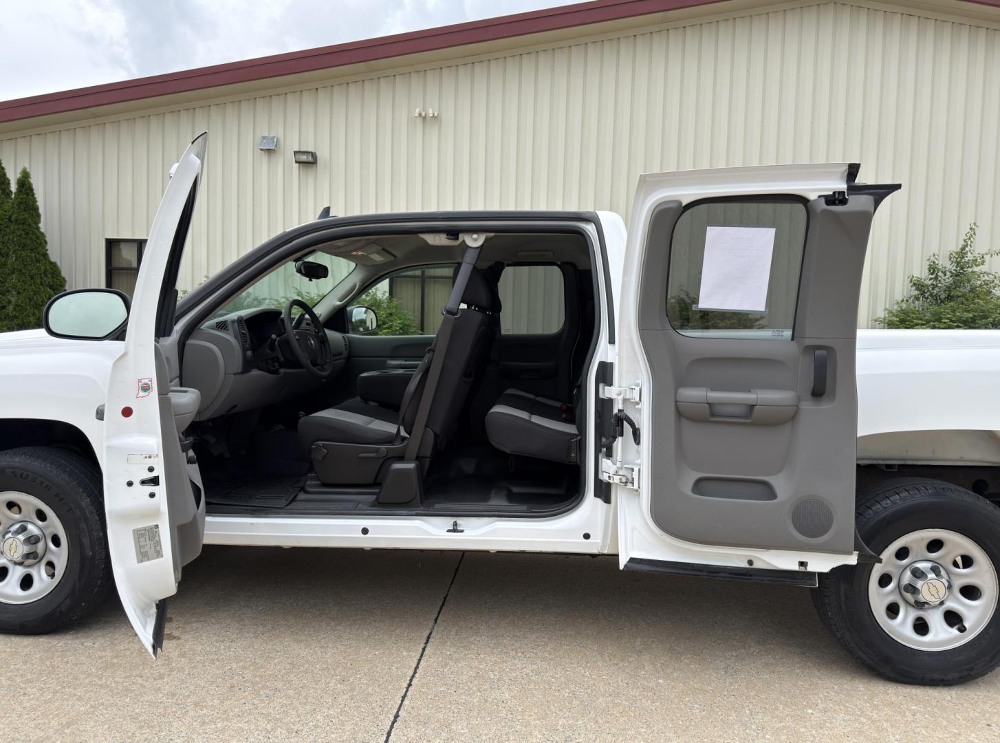 2008 WHITE /Black Chevrolet Silverado 1500 LT1 Ext. Cab Long Box 4WD (1GCEK19C48Z) with an 4.8L V8 engine, Automatic transmission, located at 2990 Old Orchard Rd., Jackson, MO, 63755, 37.354214, -89.612106 - 2008 Chevrolet Silverado 1500 LT 130xxx miles 4x4 4.8L V8 Automatic Cruise We have financing available and we accept trades! Fill out a credit application on our website or come by today! If you have any questions, give us a call at (573) 204-7777 or visit our website at firstautocredit.com. - Photo#15