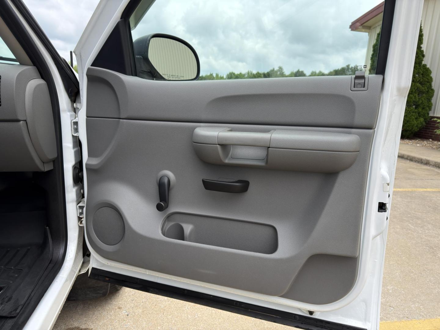 2008 WHITE /Black Chevrolet Silverado 1500 LT1 Ext. Cab Long Box 4WD (1GCEK19C48Z) with an 4.8L V8 engine, Automatic transmission, located at 2990 Old Orchard Rd., Jackson, MO, 63755, 37.354214, -89.612106 - 2008 Chevrolet Silverado 1500 LT 130xxx miles 4x4 4.8L V8 Automatic Cruise We have financing available and we accept trades! Fill out a credit application on our website or come by today! If you have any questions, give us a call at (573) 204-7777 or visit our website at firstautocredit.com. - Photo#12