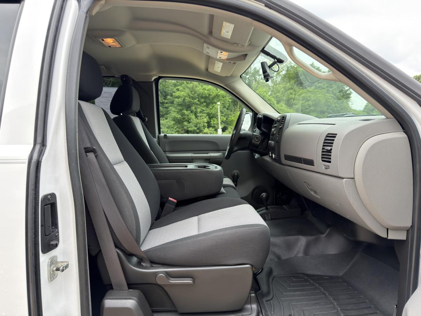 2008 WHITE /Black Chevrolet Silverado 1500 LT1 Ext. Cab Long Box 4WD (1GCEK19C48Z) with an 4.8L V8 engine, Automatic transmission, located at 2990 Old Orchard Rd., Jackson, MO, 63755, 37.354214, -89.612106 - 2008 Chevrolet Silverado 1500 LT 130xxx miles 4x4 4.8L V8 Automatic Cruise We have financing available and we accept trades! Fill out a credit application on our website or come by today! If you have any questions, give us a call at (573) 204-7777 or visit our website at firstautocredit.com. - Photo#13