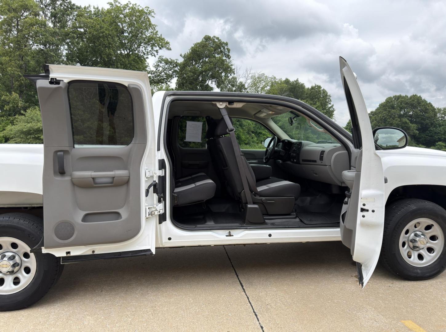 2008 WHITE /Black Chevrolet Silverado 1500 LT1 Ext. Cab Long Box 4WD (1GCEK19C48Z) with an 4.8L V8 engine, Automatic transmission, located at 2990 Old Orchard Rd., Jackson, MO, 63755, 37.354214, -89.612106 - 2008 Chevrolet Silverado 1500 LT 130xxx miles 4x4 4.8L V8 Automatic Cruise We have financing available and we accept trades! Fill out a credit application on our website or come by today! If you have any questions, give us a call at (573) 204-7777 or visit our website at firstautocredit.com. - Photo#17
