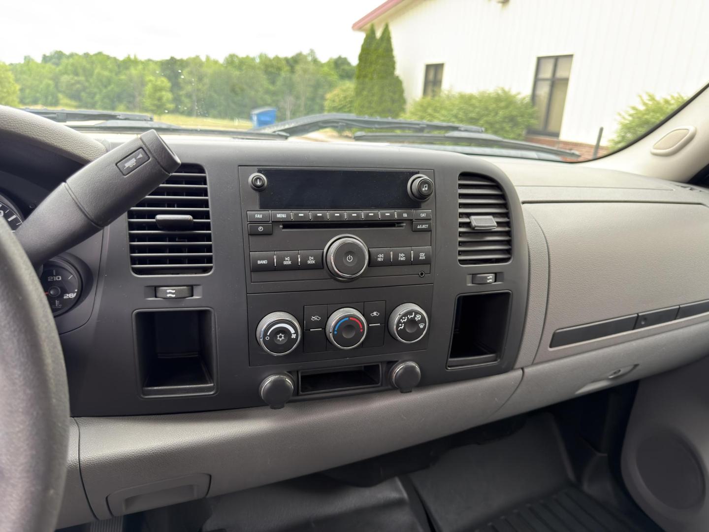 2008 WHITE /Black Chevrolet Silverado 1500 LT1 Ext. Cab Long Box 4WD (1GCEK19C48Z) with an 4.8L V8 engine, Automatic transmission, located at 2990 Old Orchard Rd., Jackson, MO, 63755, 37.354214, -89.612106 - 2008 Chevrolet Silverado 1500 LT 130xxx miles 4x4 4.8L V8 Automatic Cruise We have financing available and we accept trades! Fill out a credit application on our website or come by today! If you have any questions, give us a call at (573) 204-7777 or visit our website at firstautocredit.com. - Photo#23