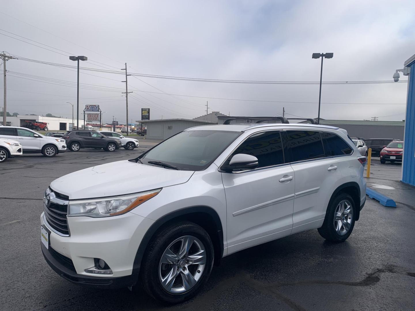 2015 WHITE /TAN Toyota Highlander Limited AWD V6 (5TDDKRFH1FS) with an 3.5L V6 DOHC 24V engine, Automatic transmission, located at 506 S. Kingshighway, Cape Girardeau, MO, 63703, (573) 235-5000, 37.294991, -89.553635 - 2015 Toyota Highlander Limited AWD V6 128,xxx miles All Wheel Drive 3rd. Row Leather Power Seat Sunroof Heated and cooled Seats Bluetooth Backup Camera Power Lift Gate Keyless entry Power windows/locks/mirrors We have financing available and we accept trades! Fill out a credit applica - Photo#3