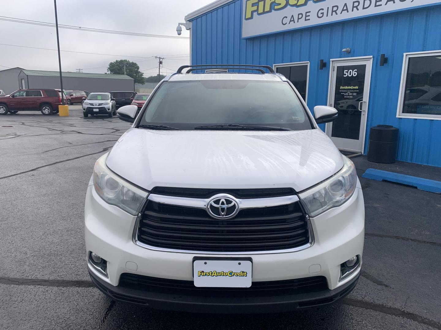2015 WHITE /TAN Toyota Highlander Limited AWD V6 (5TDDKRFH1FS) with an 3.5L V6 DOHC 24V engine, Automatic transmission, located at 506 S. Kingshighway, Cape Girardeau, MO, 63703, (573) 235-5000, 37.294991, -89.553635 - 2015 Toyota Highlander Limited AWD V6 128,xxx miles All Wheel Drive 3rd. Row Leather Power Seat Sunroof Heated and cooled Seats Bluetooth Backup Camera Power Lift Gate Keyless entry Power windows/locks/mirrors We have financing available and we accept trades! Fill out a credit applica - Photo#1