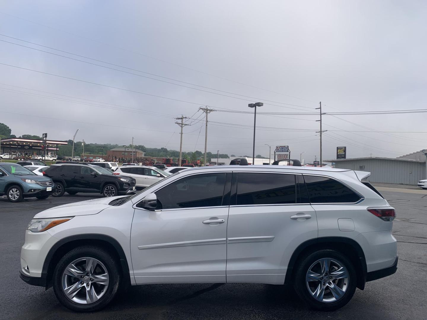 2015 WHITE /TAN Toyota Highlander Limited AWD V6 (5TDDKRFH1FS) with an 3.5L V6 DOHC 24V engine, Automatic transmission, located at 506 S. Kingshighway, Cape Girardeau, MO, 63703, (573) 235-5000, 37.294991, -89.553635 - 2015 Toyota Highlander Limited AWD V6 128,xxx miles All Wheel Drive 3rd. Row Leather Power Seat Sunroof Heated and cooled Seats Bluetooth Backup Camera Power Lift Gate Keyless entry Power windows/locks/mirrors We have financing available and we accept trades! Fill out a credit applica - Photo#4
