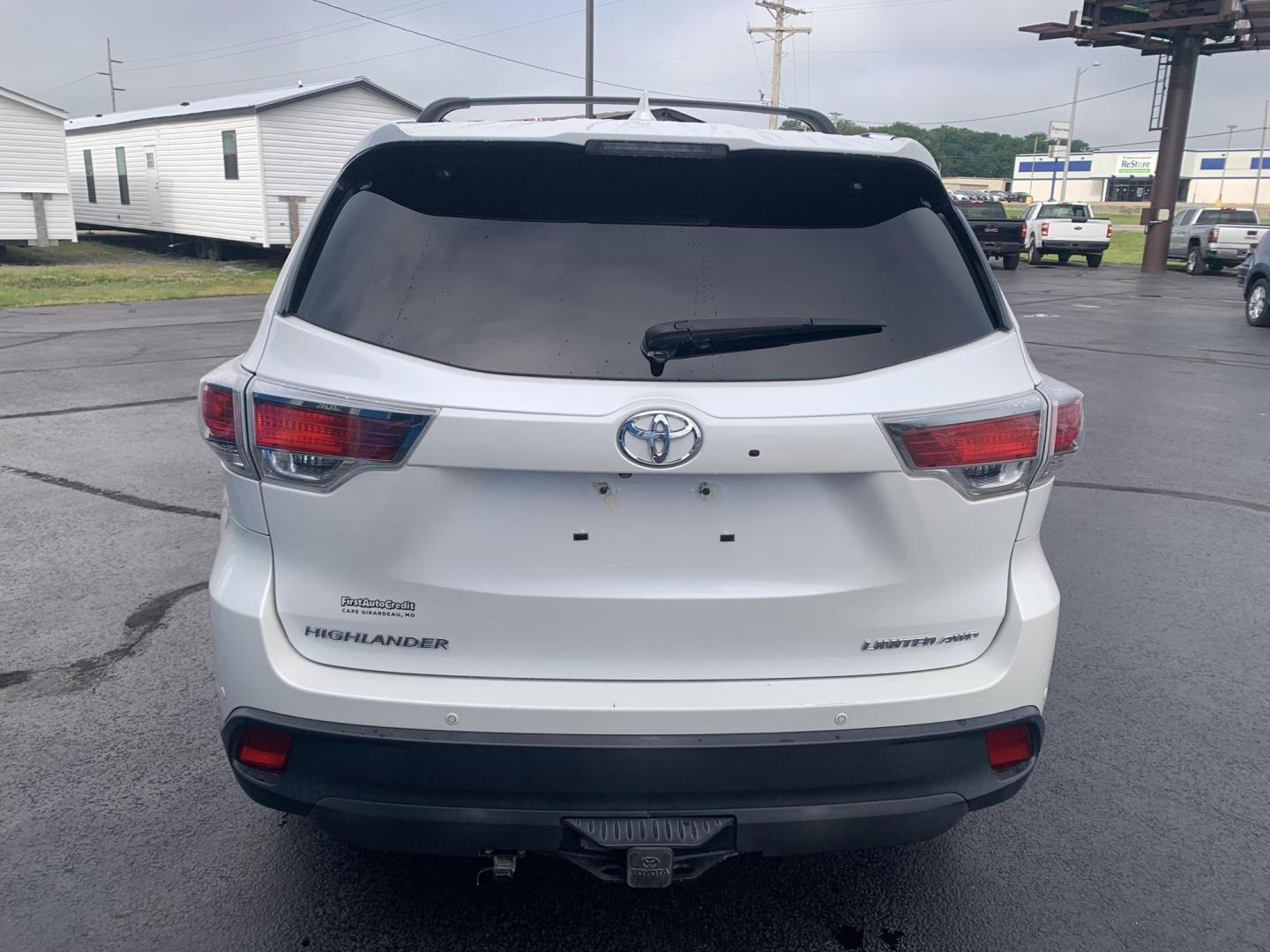2015 WHITE /TAN Toyota Highlander Limited AWD V6 (5TDDKRFH1FS) with an 3.5L V6 DOHC 24V engine, Automatic transmission, located at 506 S. Kingshighway, Cape Girardeau, MO, 63703, (573) 235-5000, 37.294991, -89.553635 - 2015 Toyota Highlander Limited AWD V6 128,xxx miles All Wheel Drive 3rd. Row Leather Power Seat Sunroof Heated and cooled Seats Bluetooth Backup Camera Power Lift Gate Keyless entry Power windows/locks/mirrors We have financing available and we accept trades! Fill out a credit applica - Photo#6