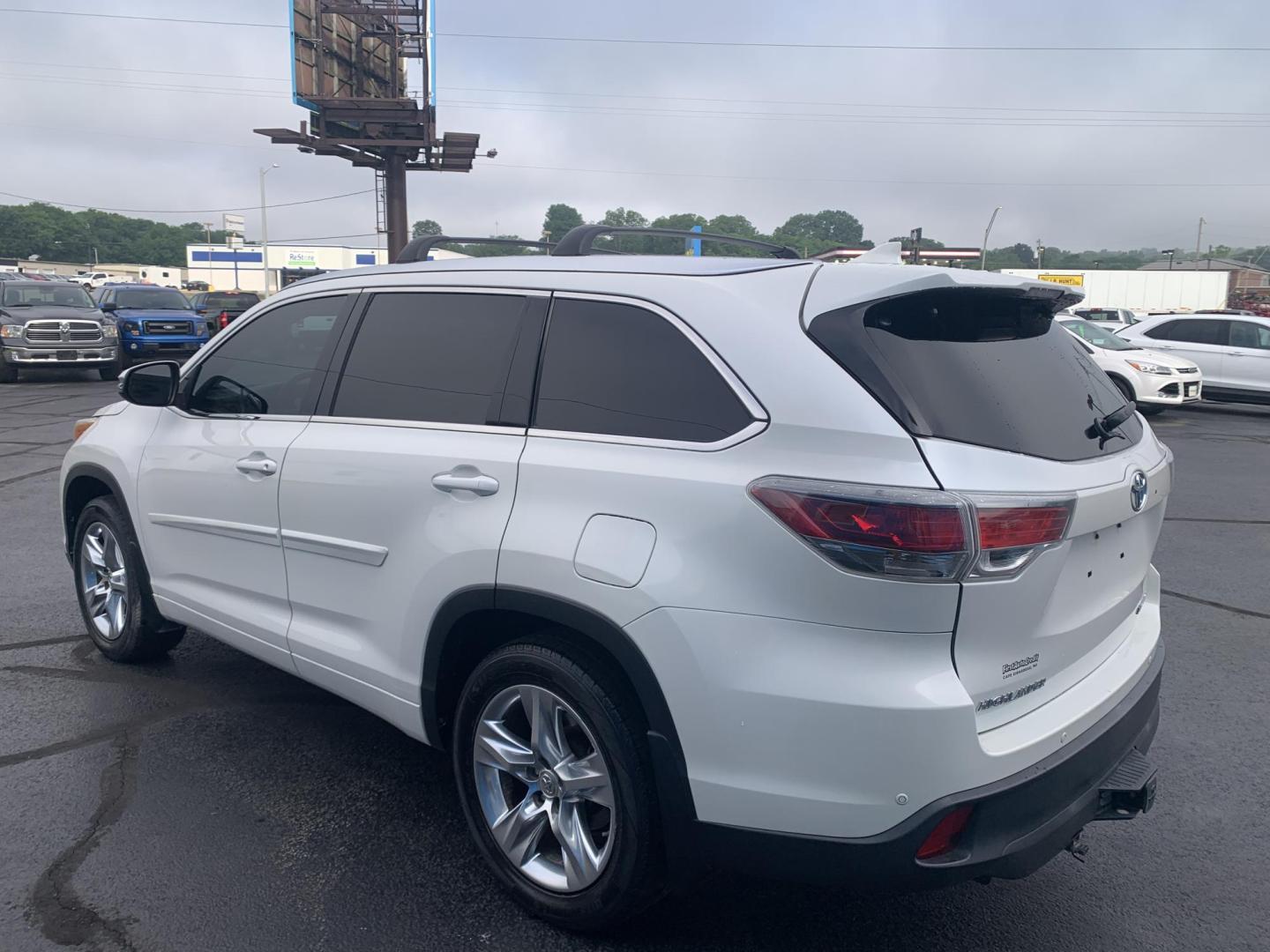 2015 WHITE /TAN Toyota Highlander Limited AWD V6 (5TDDKRFH1FS) with an 3.5L V6 DOHC 24V engine, Automatic transmission, located at 506 S. Kingshighway, Cape Girardeau, MO, 63703, (573) 235-5000, 37.294991, -89.553635 - 2015 Toyota Highlander Limited AWD V6 128,xxx miles All Wheel Drive 3rd. Row Leather Power Seat Sunroof Heated and cooled Seats Bluetooth Backup Camera Power Lift Gate Keyless entry Power windows/locks/mirrors We have financing available and we accept trades! Fill out a credit applica - Photo#5