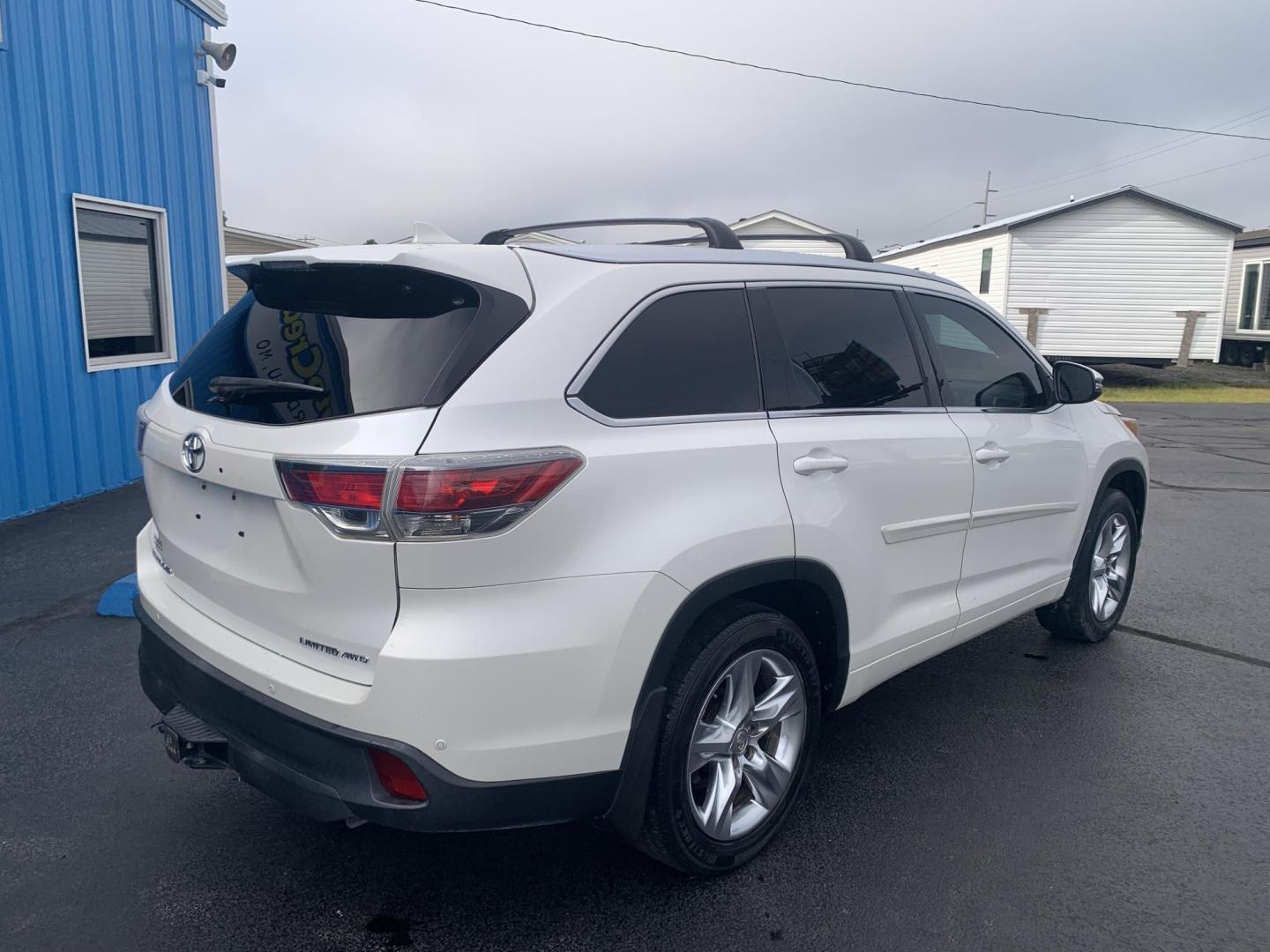 2015 WHITE /TAN Toyota Highlander Limited AWD V6 (5TDDKRFH1FS) with an 3.5L V6 DOHC 24V engine, Automatic transmission, located at 506 S. Kingshighway, Cape Girardeau, MO, 63703, (573) 235-5000, 37.294991, -89.553635 - 2015 Toyota Highlander Limited AWD V6 128,xxx miles All Wheel Drive 3rd. Row Leather Power Seat Sunroof Heated and cooled Seats Bluetooth Backup Camera Power Lift Gate Keyless entry Power windows/locks/mirrors We have financing available and we accept trades! Fill out a credit applica - Photo#9