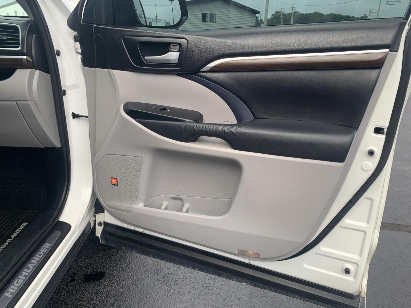 2015 WHITE /TAN Toyota Highlander Limited AWD V6 (5TDDKRFH1FS) with an 3.5L V6 DOHC 24V engine, Automatic transmission, located at 506 S. Kingshighway, Cape Girardeau, MO, 63703, (573) 235-5000, 37.294991, -89.553635 - 2015 Toyota Highlander Limited AWD V6 128,xxx miles All Wheel Drive 3rd. Row Leather Power Seat Sunroof Heated and cooled Seats Bluetooth Backup Camera Power Lift Gate Keyless entry Power windows/locks/mirrors We have financing available and we accept trades! Fill out a credit applica - Photo#11