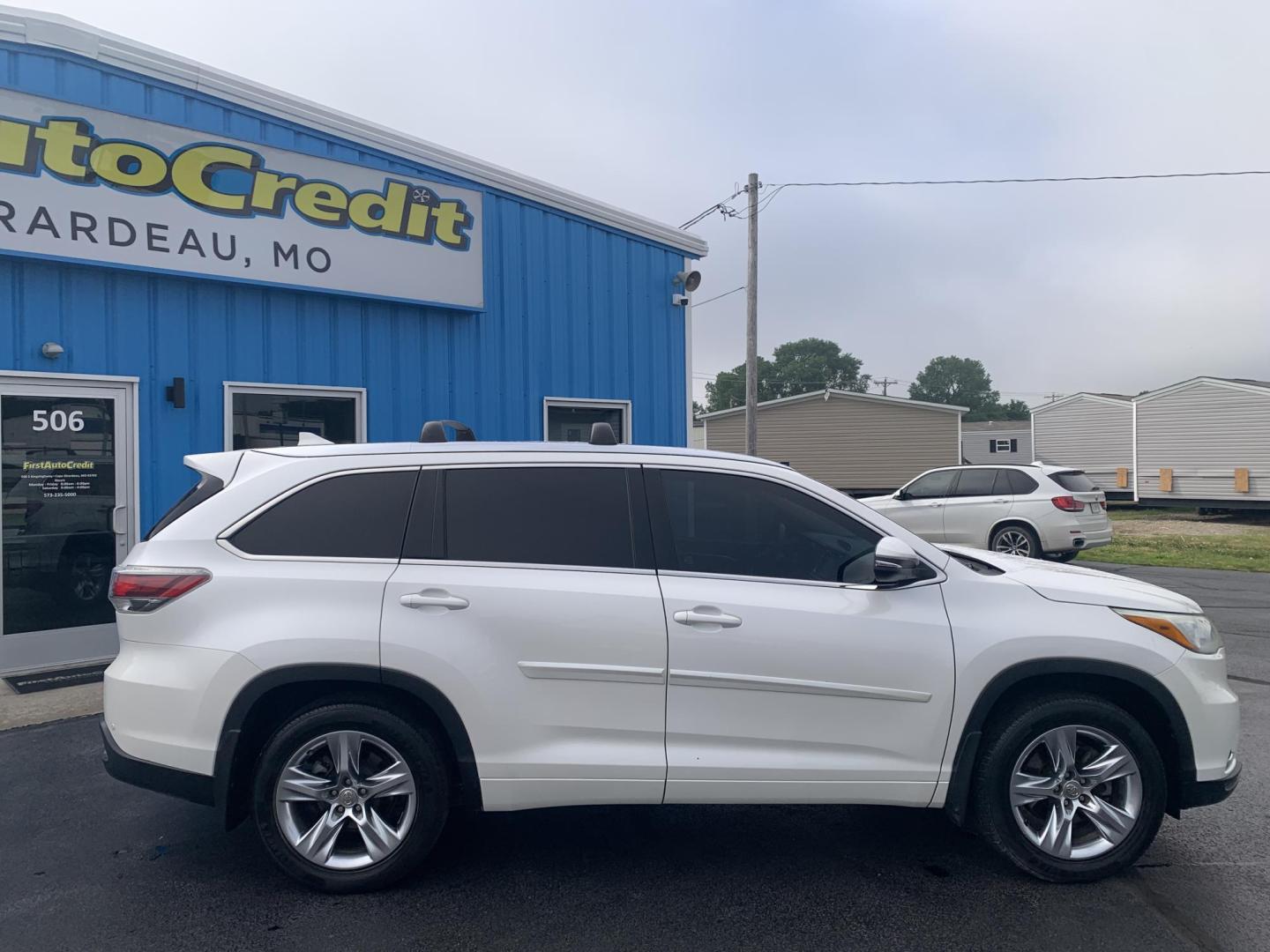 2015 WHITE /TAN Toyota Highlander Limited AWD V6 (5TDDKRFH1FS) with an 3.5L V6 DOHC 24V engine, Automatic transmission, located at 506 S. Kingshighway, Cape Girardeau, MO, 63703, (573) 235-5000, 37.294991, -89.553635 - 2015 Toyota Highlander Limited AWD V6 128,xxx miles All Wheel Drive 3rd. Row Leather Power Seat Sunroof Heated and cooled Seats Bluetooth Backup Camera Power Lift Gate Keyless entry Power windows/locks/mirrors We have financing available and we accept trades! Fill out a credit applica - Photo#10
