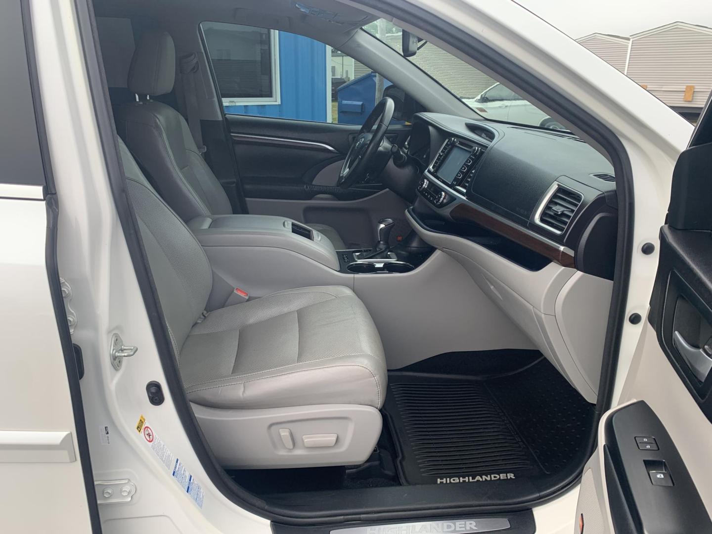 2015 WHITE /TAN Toyota Highlander Limited AWD V6 (5TDDKRFH1FS) with an 3.5L V6 DOHC 24V engine, Automatic transmission, located at 506 S. Kingshighway, Cape Girardeau, MO, 63703, (573) 235-5000, 37.294991, -89.553635 - 2015 Toyota Highlander Limited AWD V6 128,xxx miles All Wheel Drive 3rd. Row Leather Power Seat Sunroof Heated and cooled Seats Bluetooth Backup Camera Power Lift Gate Keyless entry Power windows/locks/mirrors We have financing available and we accept trades! Fill out a credit applica - Photo#12