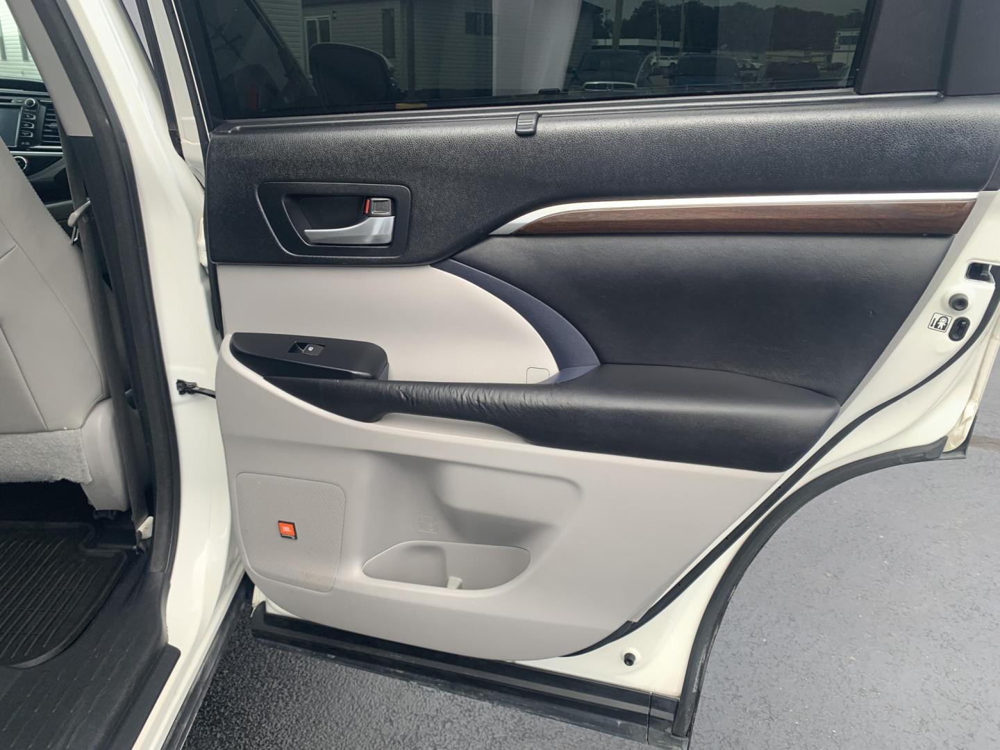2015 WHITE /TAN Toyota Highlander Limited AWD V6 (5TDDKRFH1FS) with an 3.5L V6 DOHC 24V engine, Automatic transmission, located at 506 S. Kingshighway, Cape Girardeau, MO, 63703, (573) 235-5000, 37.294991, -89.553635 - 2015 Toyota Highlander Limited AWD V6 128,xxx miles All Wheel Drive 3rd. Row Leather Power Seat Sunroof Heated and cooled Seats Bluetooth Backup Camera Power Lift Gate Keyless entry Power windows/locks/mirrors We have financing available and we accept trades! Fill out a credit applica - Photo#13