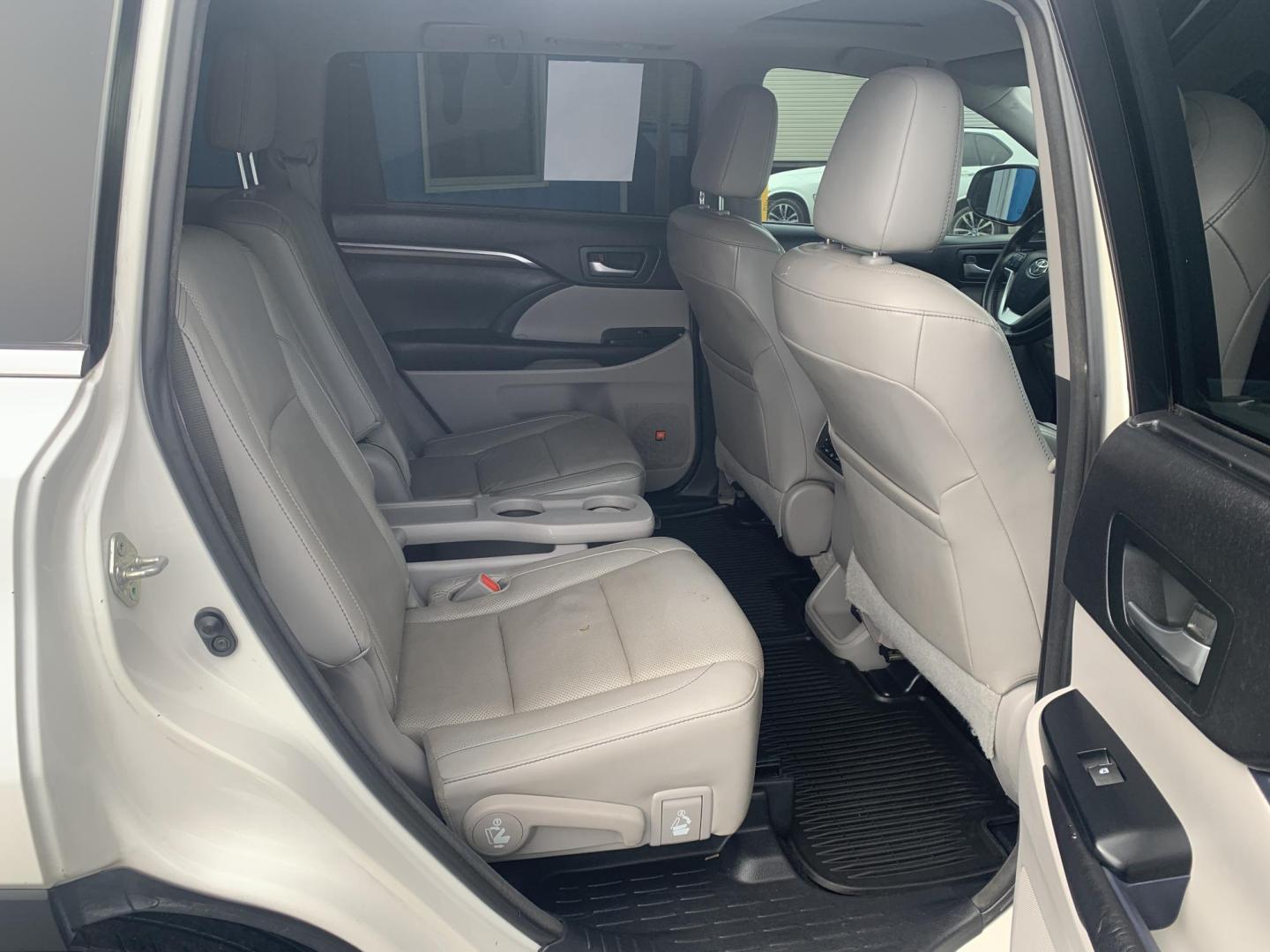 2015 WHITE /TAN Toyota Highlander Limited AWD V6 (5TDDKRFH1FS) with an 3.5L V6 DOHC 24V engine, Automatic transmission, located at 506 S. Kingshighway, Cape Girardeau, MO, 63703, (573) 235-5000, 37.294991, -89.553635 - 2015 Toyota Highlander Limited AWD V6 128,xxx miles All Wheel Drive 3rd. Row Leather Power Seat Sunroof Heated and cooled Seats Bluetooth Backup Camera Power Lift Gate Keyless entry Power windows/locks/mirrors We have financing available and we accept trades! Fill out a credit applica - Photo#14