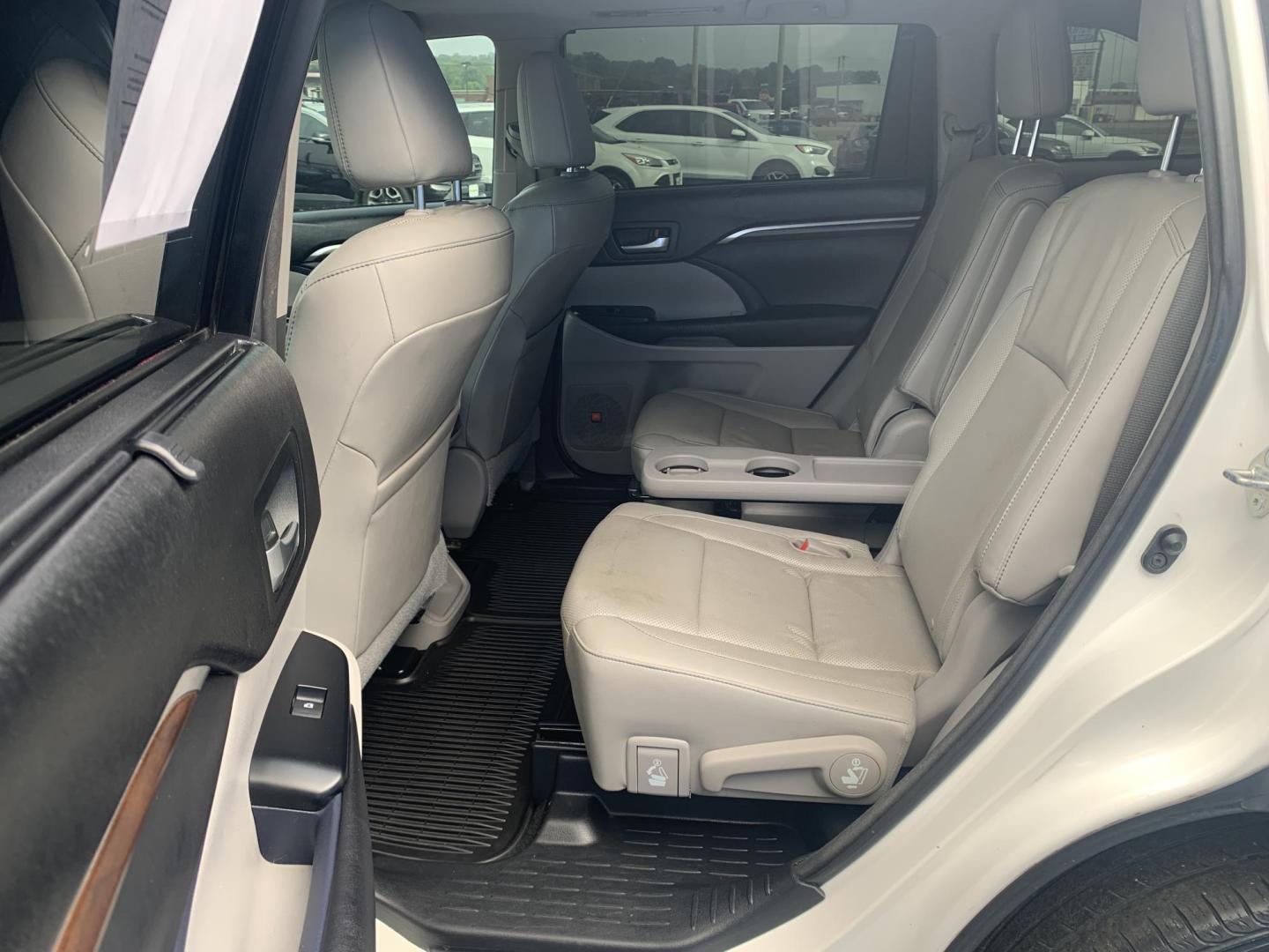 2015 WHITE /TAN Toyota Highlander Limited AWD V6 (5TDDKRFH1FS) with an 3.5L V6 DOHC 24V engine, Automatic transmission, located at 506 S. Kingshighway, Cape Girardeau, MO, 63703, (573) 235-5000, 37.294991, -89.553635 - 2015 Toyota Highlander Limited AWD V6 128,xxx miles All Wheel Drive 3rd. Row Leather Power Seat Sunroof Heated and cooled Seats Bluetooth Backup Camera Power Lift Gate Keyless entry Power windows/locks/mirrors We have financing available and we accept trades! Fill out a credit applica - Photo#19