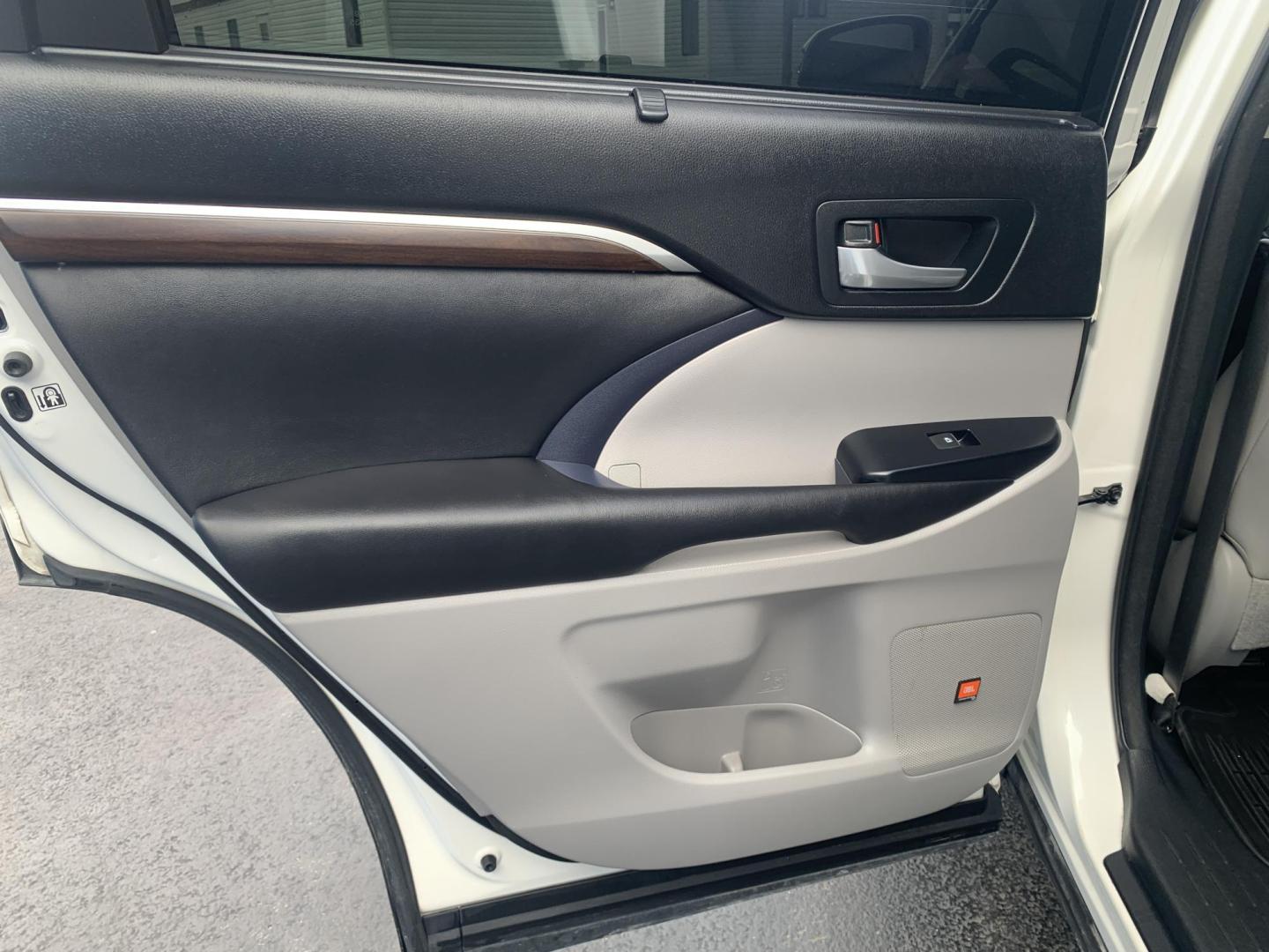 2015 WHITE /TAN Toyota Highlander Limited AWD V6 (5TDDKRFH1FS) with an 3.5L V6 DOHC 24V engine, Automatic transmission, located at 506 S. Kingshighway, Cape Girardeau, MO, 63703, (573) 235-5000, 37.294991, -89.553635 - 2015 Toyota Highlander Limited AWD V6 128,xxx miles All Wheel Drive 3rd. Row Leather Power Seat Sunroof Heated and cooled Seats Bluetooth Backup Camera Power Lift Gate Keyless entry Power windows/locks/mirrors We have financing available and we accept trades! Fill out a credit applica - Photo#18