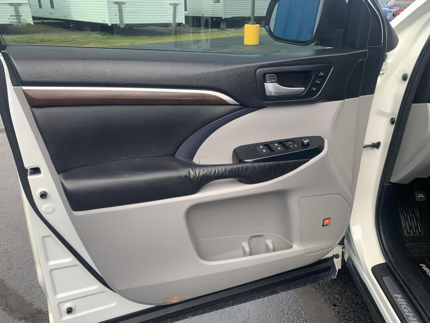 2015 WHITE /TAN Toyota Highlander Limited AWD V6 (5TDDKRFH1FS) with an 3.5L V6 DOHC 24V engine, Automatic transmission, located at 506 S. Kingshighway, Cape Girardeau, MO, 63703, (573) 235-5000, 37.294991, -89.553635 - 2015 Toyota Highlander Limited AWD V6 128,xxx miles All Wheel Drive 3rd. Row Leather Power Seat Sunroof Heated and cooled Seats Bluetooth Backup Camera Power Lift Gate Keyless entry Power windows/locks/mirrors We have financing available and we accept trades! Fill out a credit applica - Photo#20