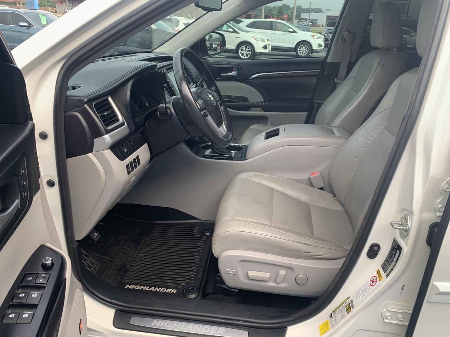 2015 WHITE /TAN Toyota Highlander Limited AWD V6 (5TDDKRFH1FS) with an 3.5L V6 DOHC 24V engine, Automatic transmission, located at 506 S. Kingshighway, Cape Girardeau, MO, 63703, (573) 235-5000, 37.294991, -89.553635 - 2015 Toyota Highlander Limited AWD V6 128,xxx miles All Wheel Drive 3rd. Row Leather Power Seat Sunroof Heated and cooled Seats Bluetooth Backup Camera Power Lift Gate Keyless entry Power windows/locks/mirrors We have financing available and we accept trades! Fill out a credit applica - Photo#21