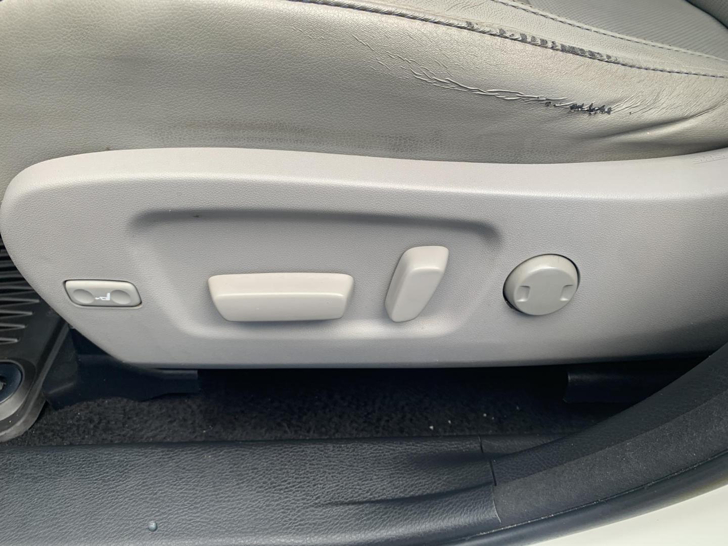 2015 WHITE /TAN Toyota Highlander Limited AWD V6 (5TDDKRFH1FS) with an 3.5L V6 DOHC 24V engine, Automatic transmission, located at 506 S. Kingshighway, Cape Girardeau, MO, 63703, (573) 235-5000, 37.294991, -89.553635 - 2015 Toyota Highlander Limited AWD V6 128,xxx miles All Wheel Drive 3rd. Row Leather Power Seat Sunroof Heated and cooled Seats Bluetooth Backup Camera Power Lift Gate Keyless entry Power windows/locks/mirrors We have financing available and we accept trades! Fill out a credit applica - Photo#23