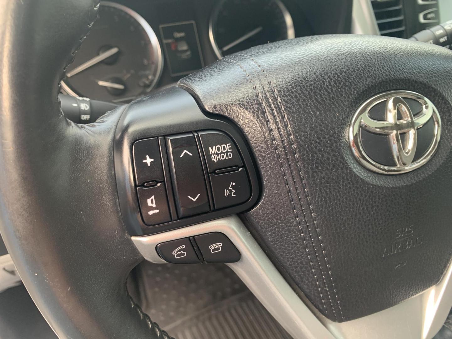 2015 WHITE /TAN Toyota Highlander Limited AWD V6 (5TDDKRFH1FS) with an 3.5L V6 DOHC 24V engine, Automatic transmission, located at 506 S. Kingshighway, Cape Girardeau, MO, 63703, (573) 235-5000, 37.294991, -89.553635 - 2015 Toyota Highlander Limited AWD V6 128,xxx miles All Wheel Drive 3rd. Row Leather Power Seat Sunroof Heated and cooled Seats Bluetooth Backup Camera Power Lift Gate Keyless entry Power windows/locks/mirrors We have financing available and we accept trades! Fill out a credit applica - Photo#25