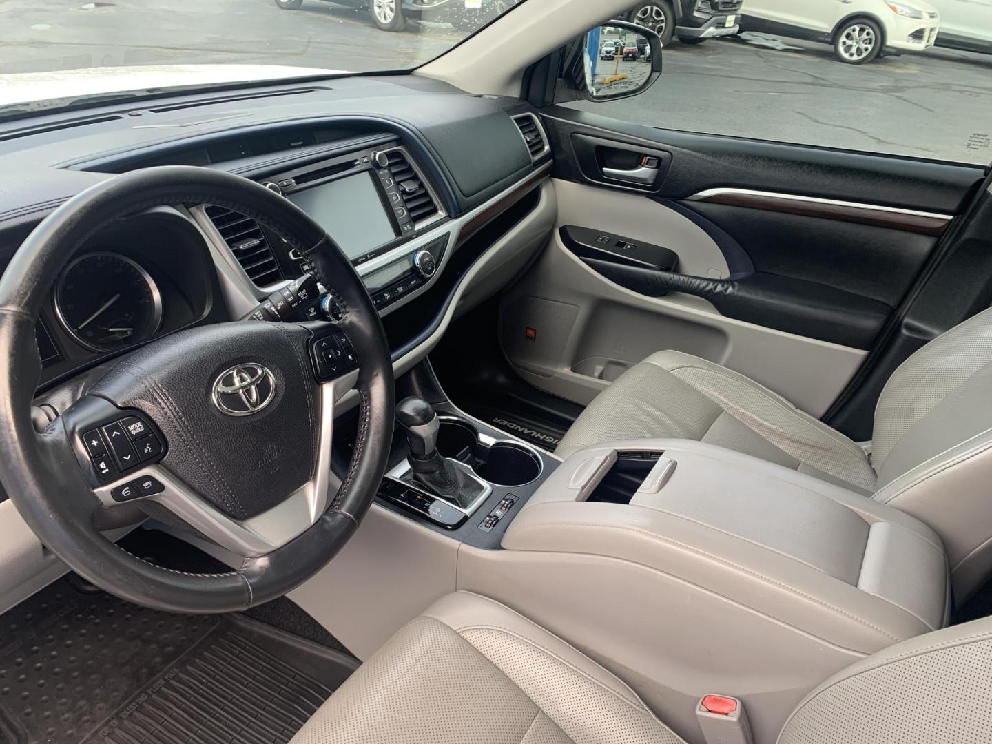 2015 WHITE /TAN Toyota Highlander Limited AWD V6 (5TDDKRFH1FS) with an 3.5L V6 DOHC 24V engine, Automatic transmission, located at 506 S. Kingshighway, Cape Girardeau, MO, 63703, (573) 235-5000, 37.294991, -89.553635 - 2015 Toyota Highlander Limited AWD V6 128,xxx miles All Wheel Drive 3rd. Row Leather Power Seat Sunroof Heated and cooled Seats Bluetooth Backup Camera Power Lift Gate Keyless entry Power windows/locks/mirrors We have financing available and we accept trades! Fill out a credit applica - Photo#28