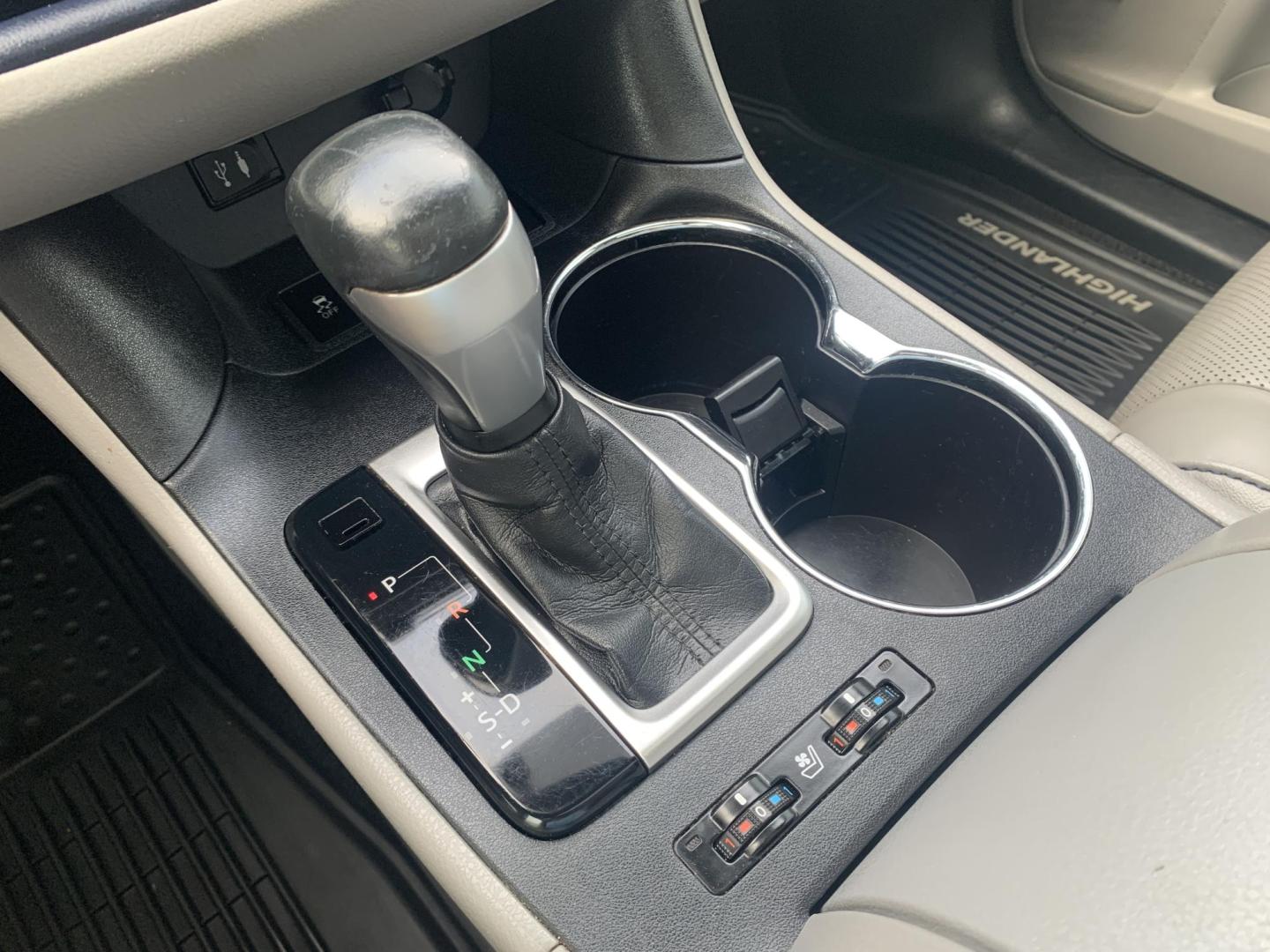 2015 WHITE /TAN Toyota Highlander Limited AWD V6 (5TDDKRFH1FS) with an 3.5L V6 DOHC 24V engine, Automatic transmission, located at 506 S. Kingshighway, Cape Girardeau, MO, 63703, (573) 235-5000, 37.294991, -89.553635 - 2015 Toyota Highlander Limited AWD V6 128,xxx miles All Wheel Drive 3rd. Row Leather Power Seat Sunroof Heated and cooled Seats Bluetooth Backup Camera Power Lift Gate Keyless entry Power windows/locks/mirrors We have financing available and we accept trades! Fill out a credit applica - Photo#32