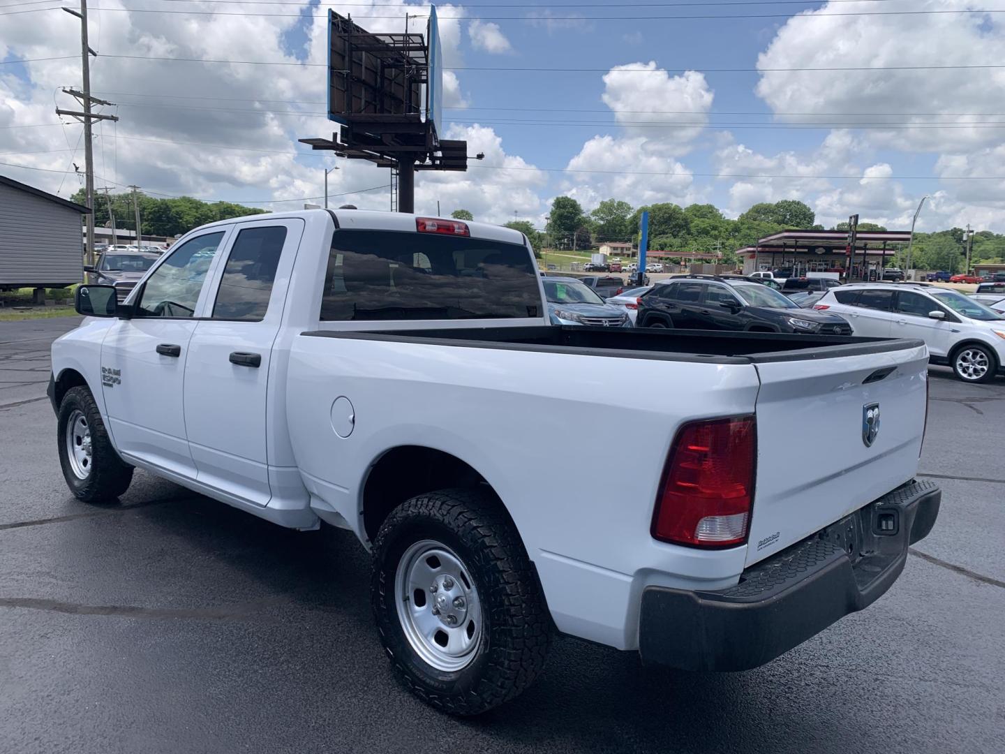 2021 WHITE /GRAY RAM 1500 Classic Tradesman Quad Cab 2WD (1C6RR6FG9MS) with an 3.6L V6 DOHC 24V FFV engine, Automatic transmission, located at 506 S. Kingshighway, Cape Girardeau, MO, 63703, (573) 235-5000, 37.294991, -89.553635 - 2021 RAM 1500 Classic Tradesman Quad Cab 2WD 137,xxx miles One Owner Bluetooth Backup Camera Rear wheel drive Power windows/locks/mirrors We have financing available and we accept trades! Fill out a credit application on our website or come by today! If you have any questions, give us a call - Photo#5