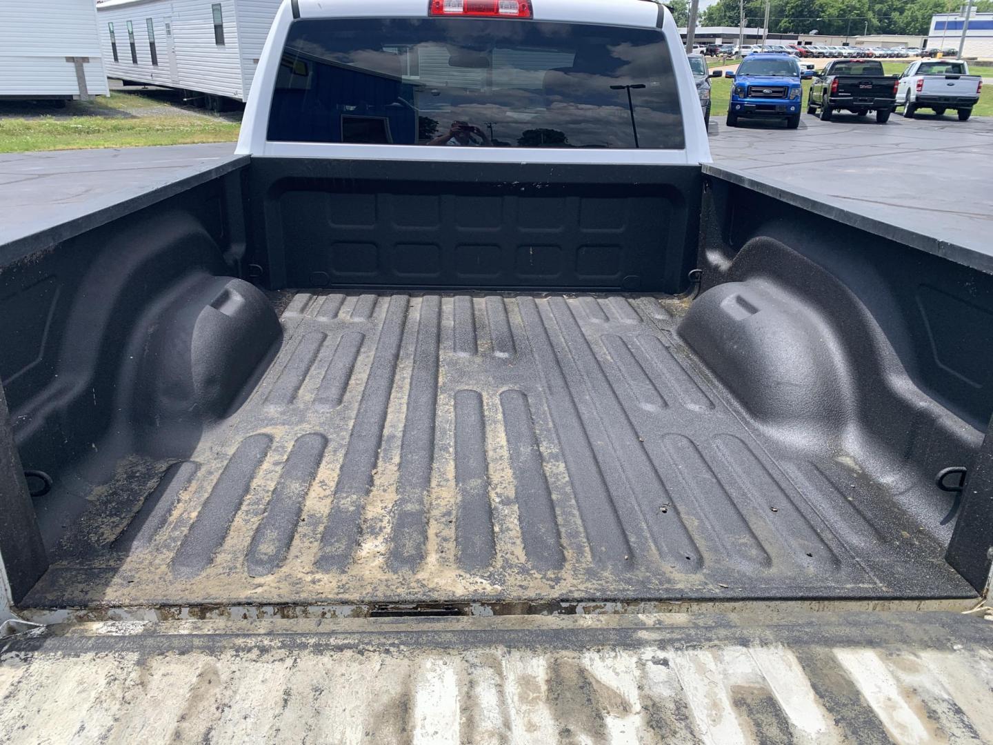 2021 WHITE /GRAY RAM 1500 Classic Tradesman Quad Cab 2WD (1C6RR6FG9MS) with an 3.6L V6 DOHC 24V FFV engine, Automatic transmission, located at 506 S. Kingshighway, Cape Girardeau, MO, 63703, (573) 235-5000, 37.294991, -89.553635 - 2021 RAM 1500 Classic Tradesman Quad Cab 2WD 137,xxx miles One Owner Bluetooth Backup Camera Rear wheel drive Power windows/locks/mirrors We have financing available and we accept trades! Fill out a credit application on our website or come by today! If you have any questions, give us a call - Photo#7