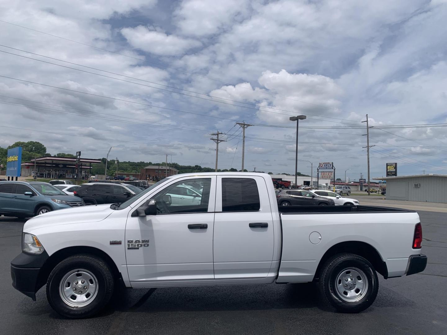 2022 WHITE /GRAY RAM 1500 Classic Tradesman Quad Cab 2WD (1C6RR6FT8NS) with an 5.7L V8 OHV 16V engine, Automatic transmission, located at 506 S. Kingshighway, Cape Girardeau, MO, 63703, (573) 235-5000, 37.294991, -89.553635 - 2022 RAM 1500 Classic Tradesman Quad Cab 2WD 102,xxx miles One Owner 5.7L Hemi 2 Wheel Drive Backup Camera Bluetooth Power windows/locks/mirrors We have financing available and we accept trades! Fill out a credit application on our website or come by today! If you have any questions, give u - Photo#4