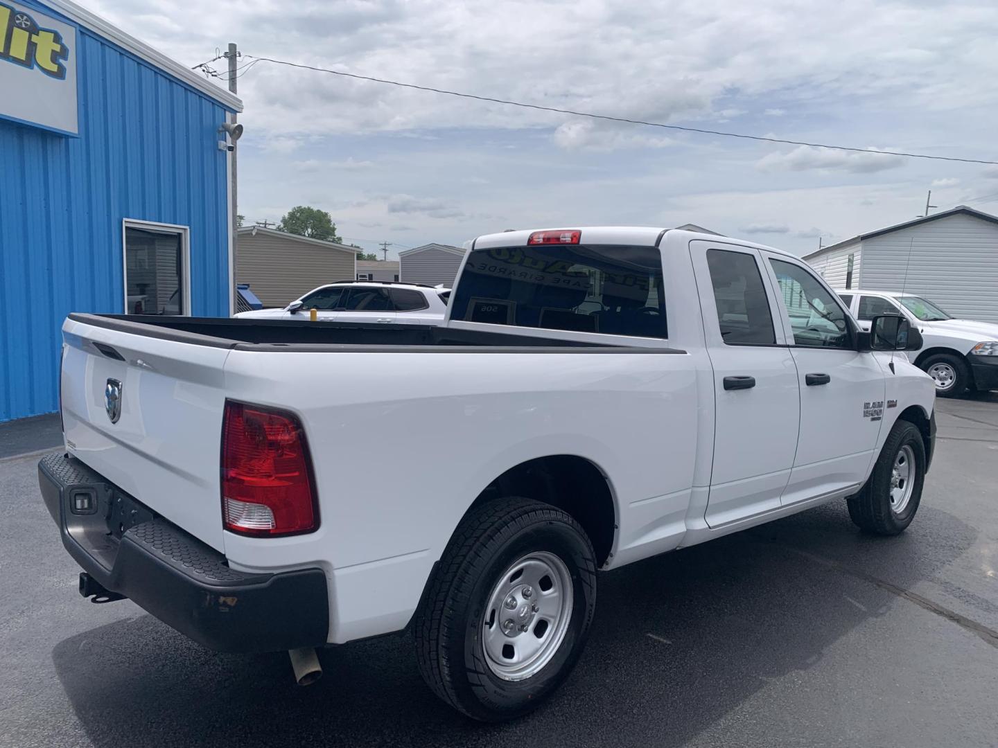 2022 WHITE /GRAY RAM 1500 Classic Tradesman Quad Cab 2WD (1C6RR6FT8NS) with an 5.7L V8 OHV 16V engine, Automatic transmission, located at 506 S. Kingshighway, Cape Girardeau, MO, 63703, (573) 235-5000, 37.294991, -89.553635 - 2022 RAM 1500 Classic Tradesman Quad Cab 2WD 102,xxx miles One Owner 5.7L Hemi 2 Wheel Drive Backup Camera Bluetooth Power windows/locks/mirrors We have financing available and we accept trades! Fill out a credit application on our website or come by today! If you have any questions, give u - Photo#8