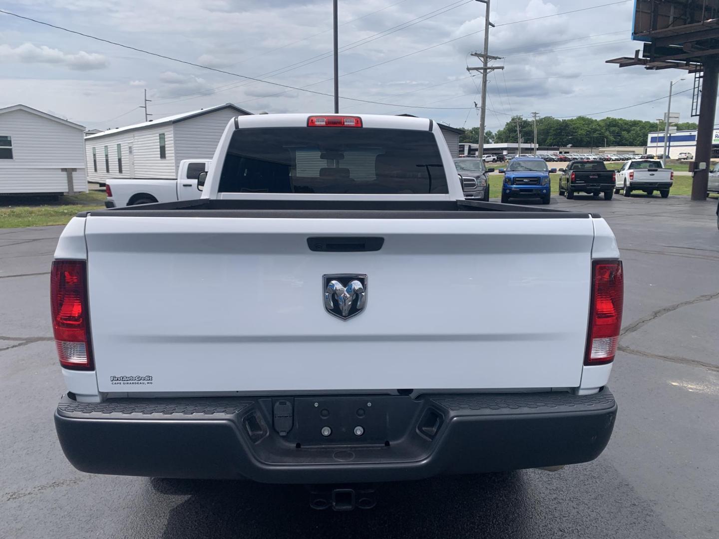 2022 WHITE /GRAY RAM 1500 Classic Tradesman Quad Cab 2WD (1C6RR6FT8NS) with an 5.7L V8 OHV 16V engine, Automatic transmission, located at 506 S. Kingshighway, Cape Girardeau, MO, 63703, (573) 235-5000, 37.294991, -89.553635 - 2022 RAM 1500 Classic Tradesman Quad Cab 2WD 102,xxx miles One Owner 5.7L Hemi 2 Wheel Drive Backup Camera Bluetooth Power windows/locks/mirrors We have financing available and we accept trades! Fill out a credit application on our website or come by today! If you have any questions, give u - Photo#6