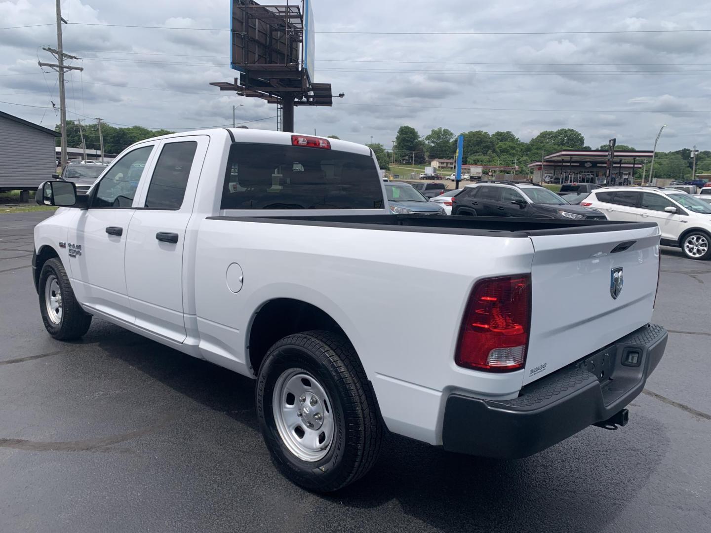 2022 WHITE /GRAY RAM 1500 Classic Tradesman Quad Cab 2WD (1C6RR6FT8NS) with an 5.7L V8 OHV 16V engine, Automatic transmission, located at 506 S. Kingshighway, Cape Girardeau, MO, 63703, (573) 235-5000, 37.294991, -89.553635 - 2022 RAM 1500 Classic Tradesman Quad Cab 2WD 102,xxx miles One Owner 5.7L Hemi 2 Wheel Drive Backup Camera Bluetooth Power windows/locks/mirrors We have financing available and we accept trades! Fill out a credit application on our website or come by today! If you have any questions, give u - Photo#5
