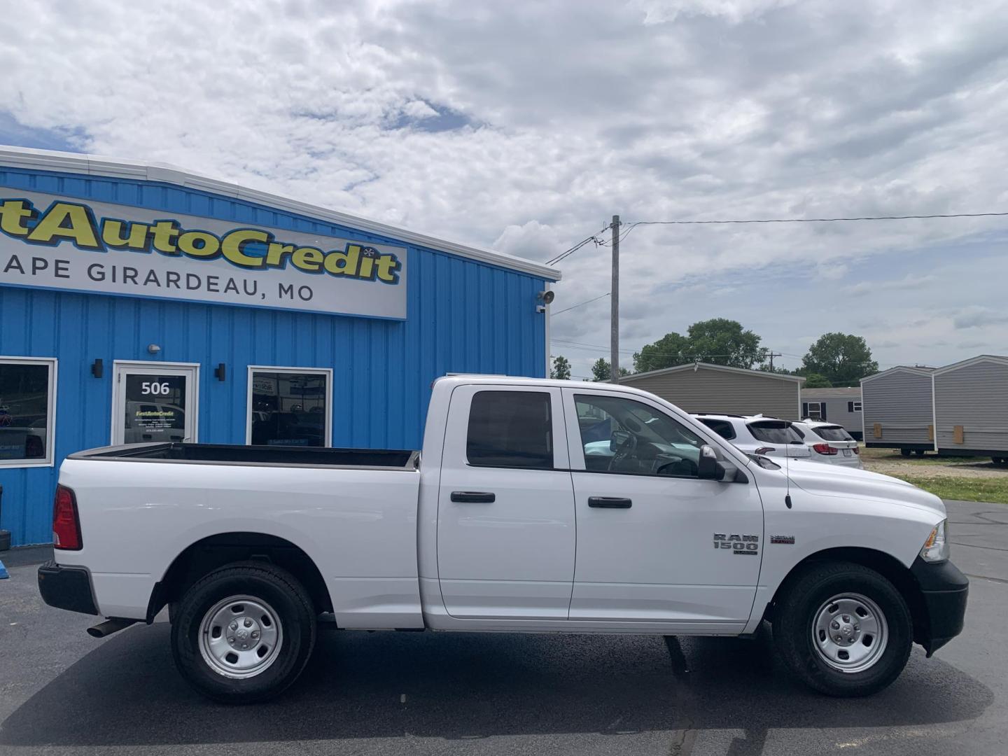 2022 WHITE /GRAY RAM 1500 Classic Tradesman Quad Cab 2WD (1C6RR6FT8NS) with an 5.7L V8 OHV 16V engine, Automatic transmission, located at 506 S. Kingshighway, Cape Girardeau, MO, 63703, (573) 235-5000, 37.294991, -89.553635 - 2022 RAM 1500 Classic Tradesman Quad Cab 2WD 102,xxx miles One Owner 5.7L Hemi 2 Wheel Drive Backup Camera Bluetooth Power windows/locks/mirrors We have financing available and we accept trades! Fill out a credit application on our website or come by today! If you have any questions, give u - Photo#9